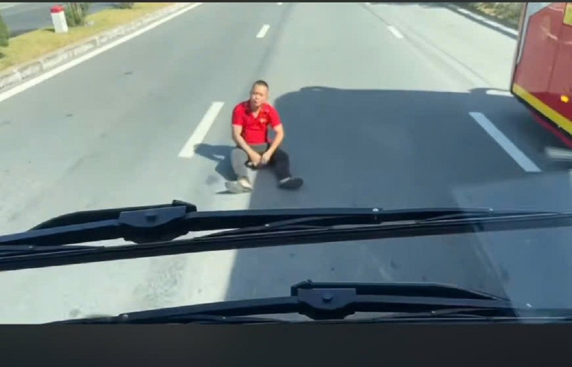 Phụ xe ngang nhiên ngồi giữa Quốc lộ, hăm dọa tài xế xe khách khác