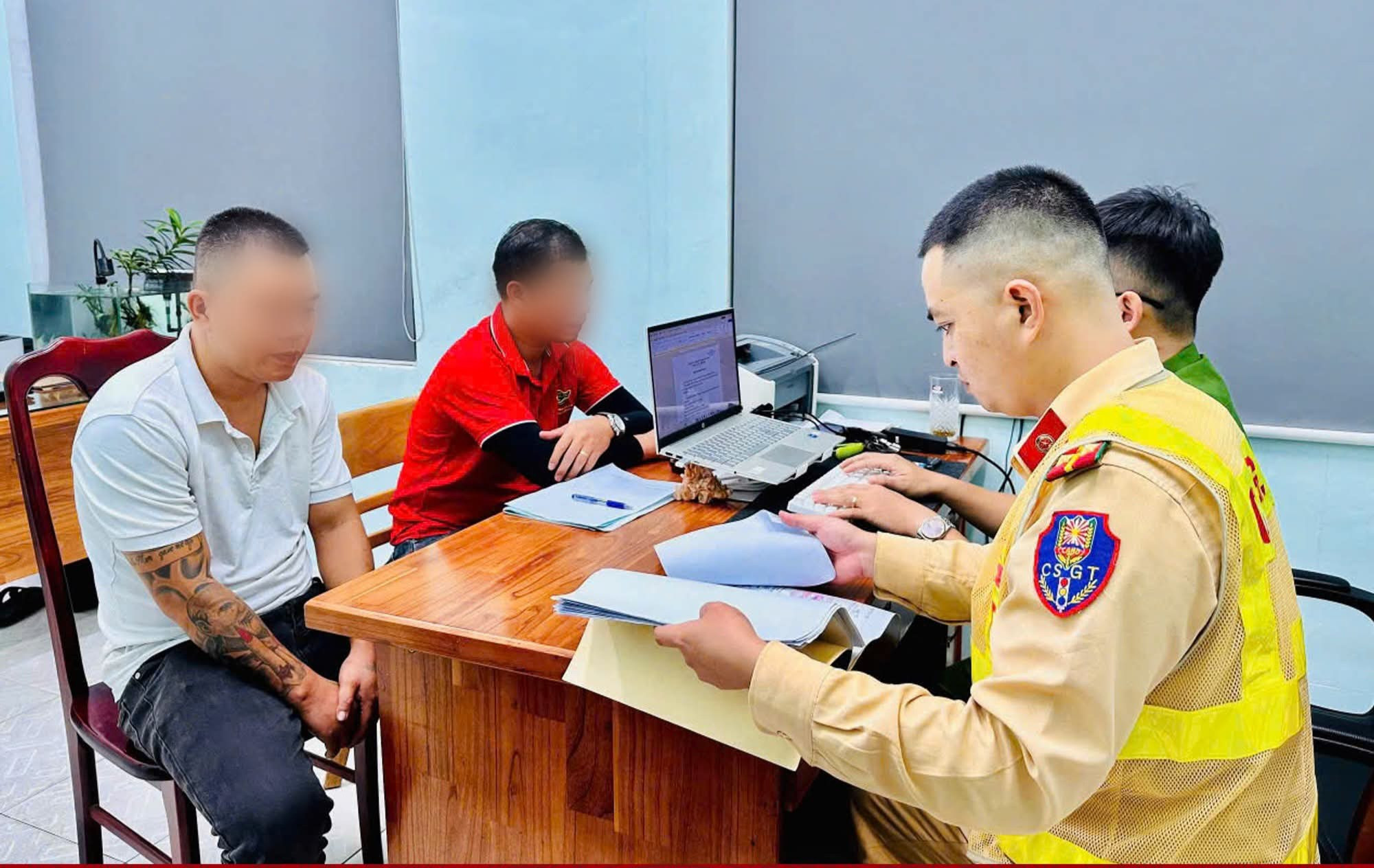 Phụ xe ngang nhiên ngồi giữa Quốc lộ, chặn đầu xe khác: Do tranh giành khách