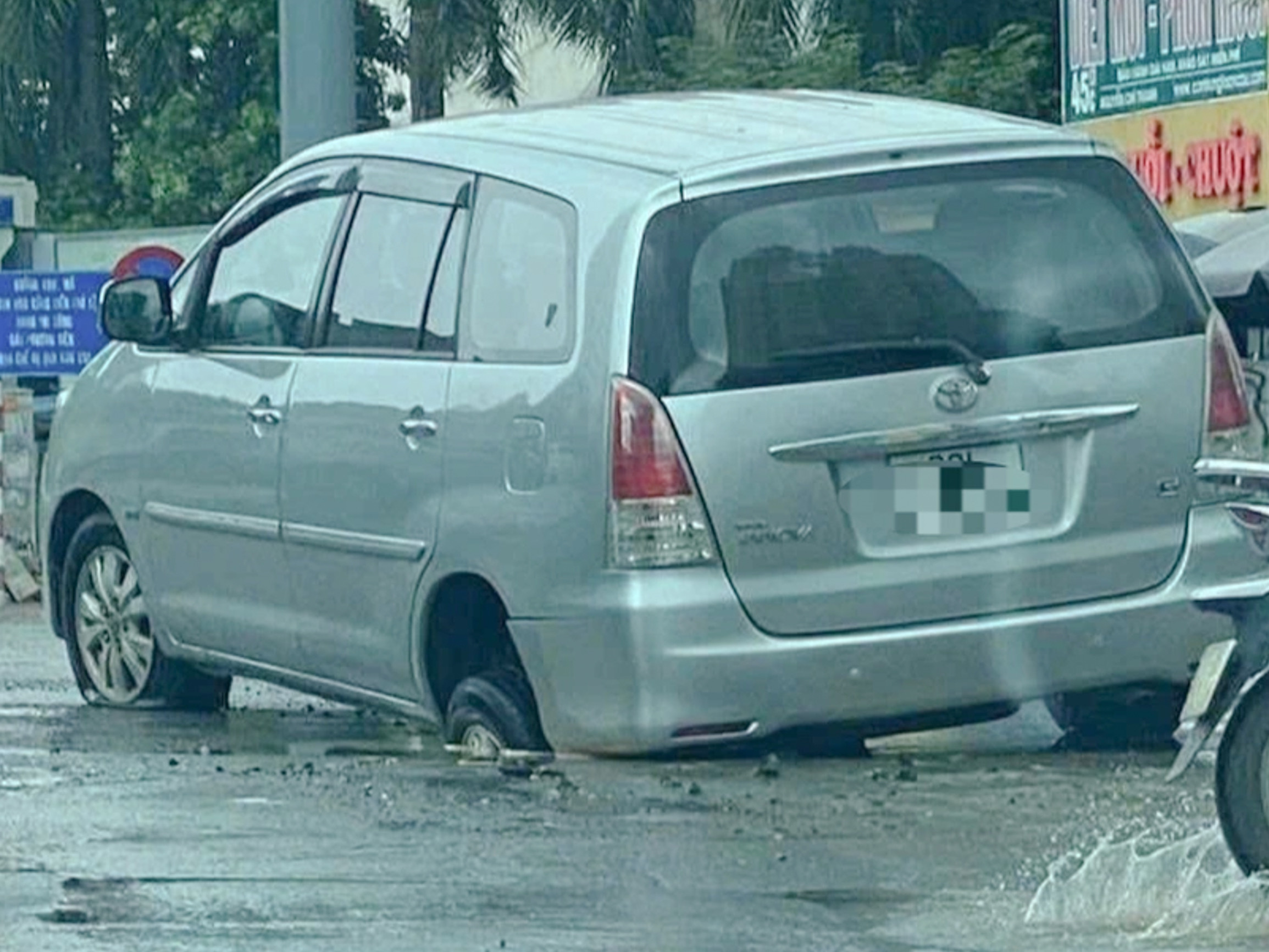 Nguyên nhân ô tô sụt 'hố tử thần' ở Hà Nội