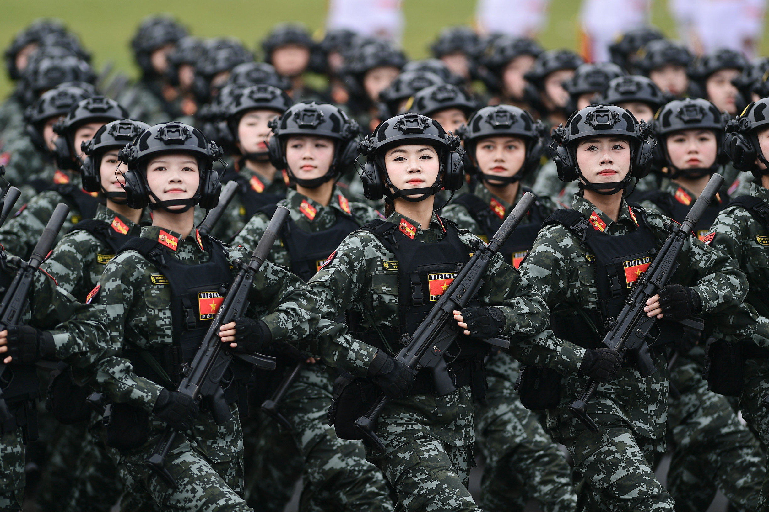 Nữ chiến sĩ rạng ngời, bước chân đều tăm tắp trong buổi tổng hợp luyện A80