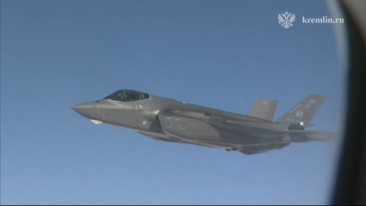 Ông Putin được máy bay chiến đấu của Mỹ hộ tống trên đường về Nga 