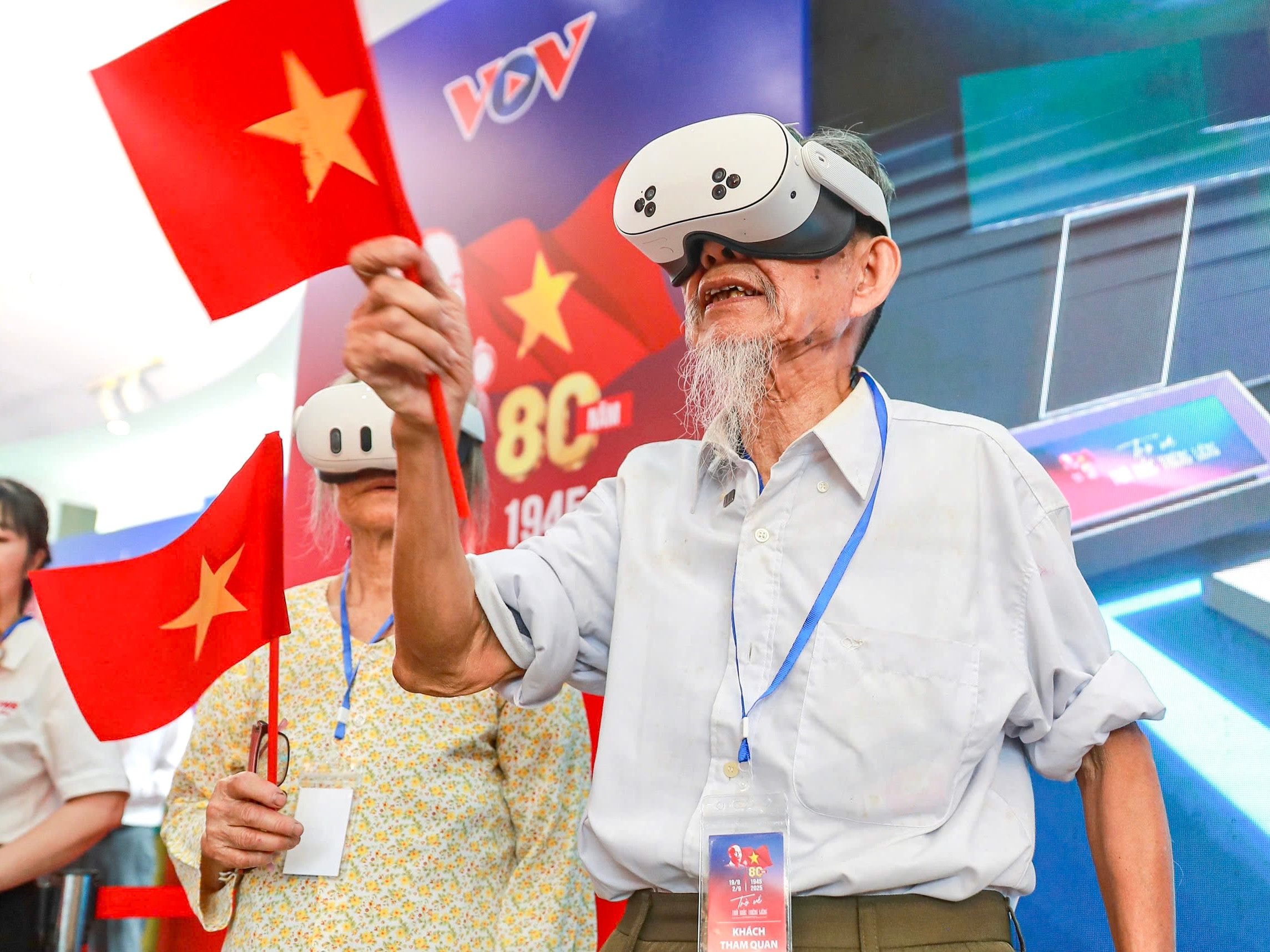 Vợ chồng cụ ông U90 chống gậy về Hà Nội, bật khóc khi nghe Bác Hồ đọc Tuyên ngôn