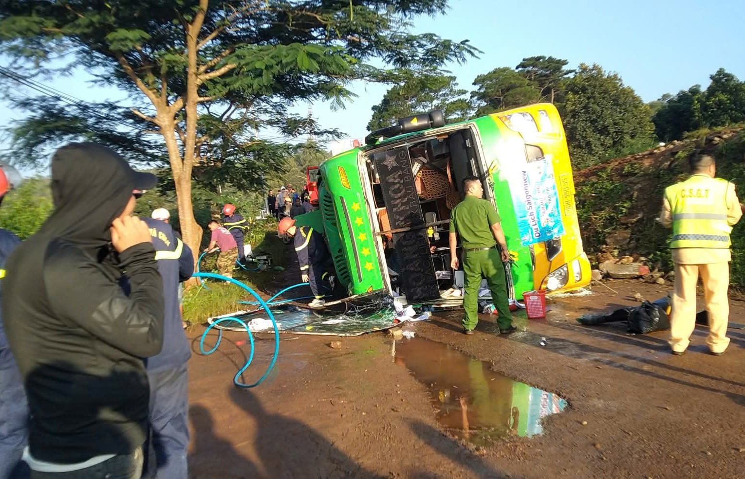 Xe khách chở 40 người lật nghiêng tại Đắk Lắk, 14 hành khách bị thương