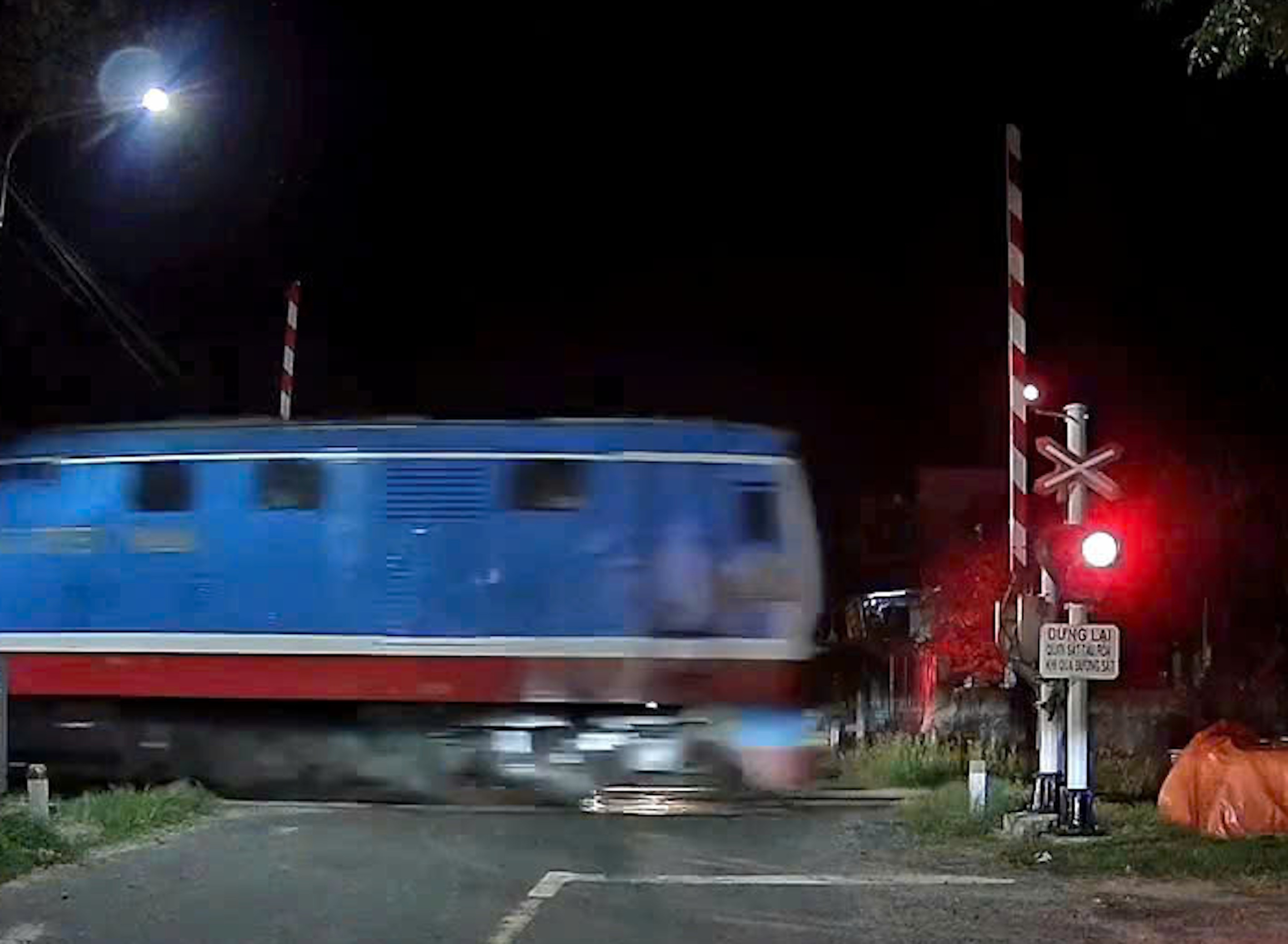 Gác chắn đường ngang ở Quảng Trị tự động mở lên khi tàu chưa qua