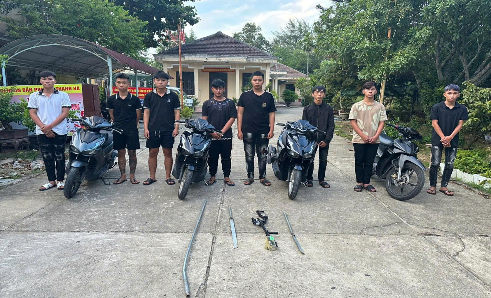 Nhóm côn đồ cầm tuýp sắt, súng ná bắn đạn bi tấn công người đi đường