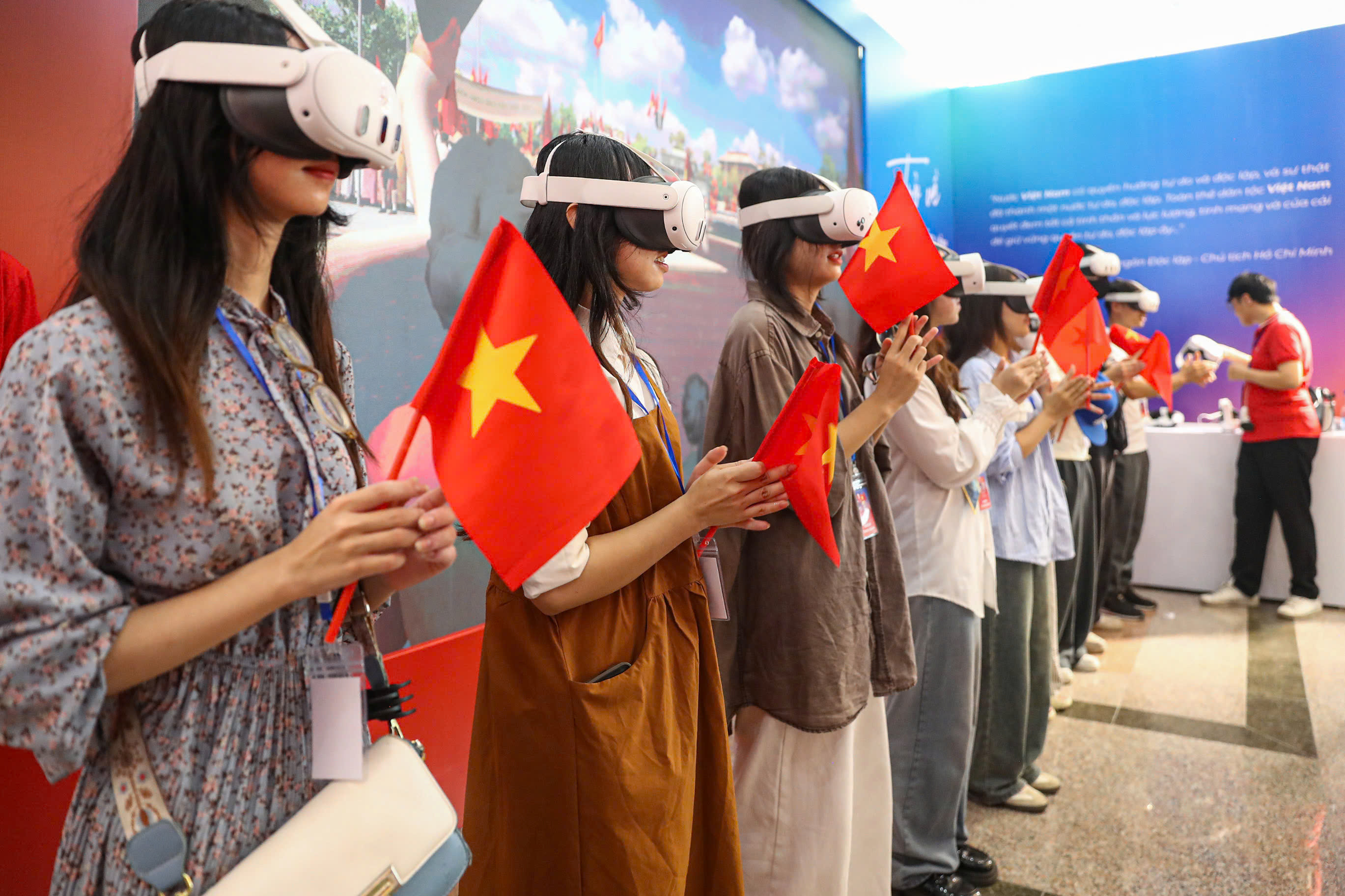 6 tiếng chờ đợi đổi lấy khoảnh khắc thiêng liêng 'xuyên không' nghe Bác Hồ đọc Tuyên ngôn độc lập