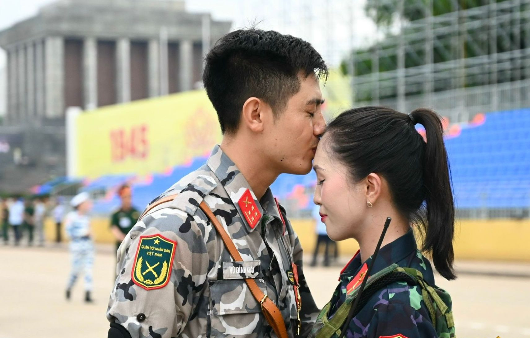 Cặp chiến sỹ trao nụ hôn gây sốt mạng trong buổi tổng hợp luyện A80 là ai?