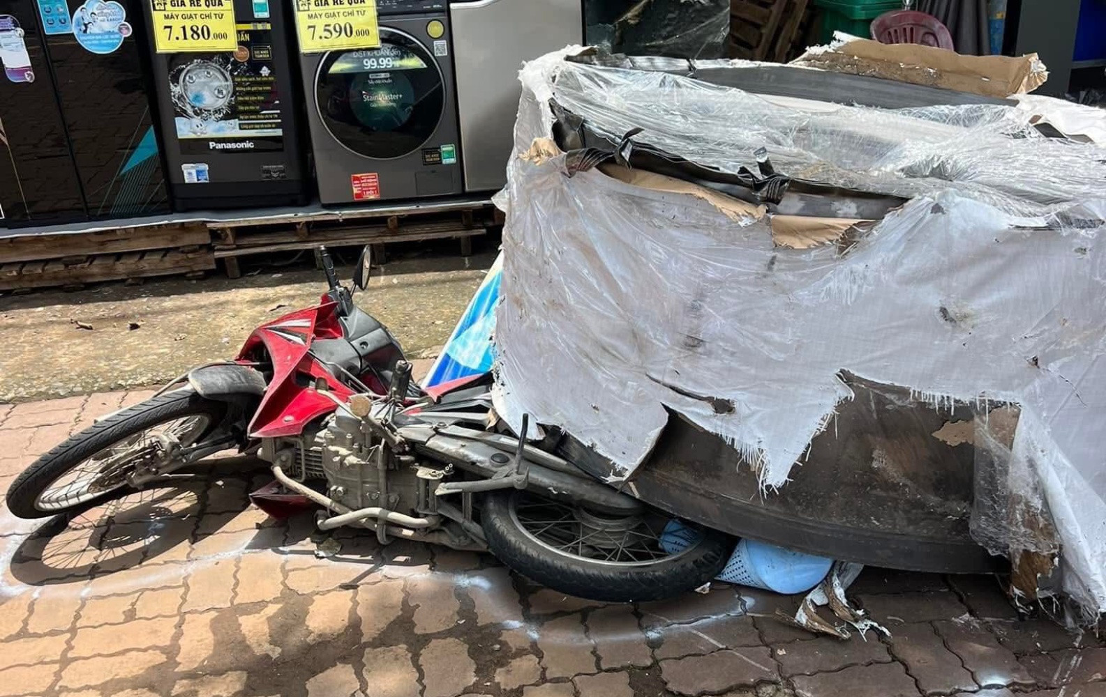 Hai cuộn thép hàng chục tấn rơi khỏi xe đầu kéo,  đè bẹp xe máy ở TP.HCM