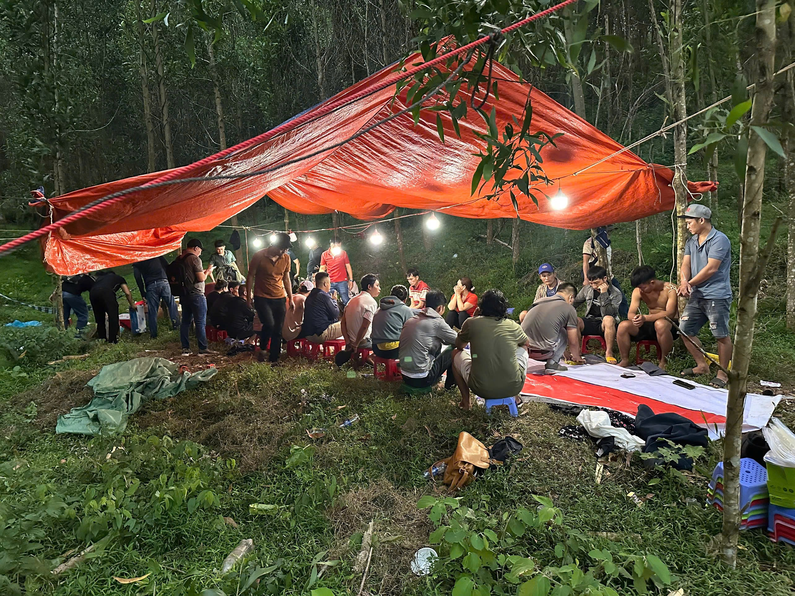 Cảnh sát băng rừng, lội suối hàng chục cây số triệt phá ổ xóc đĩa