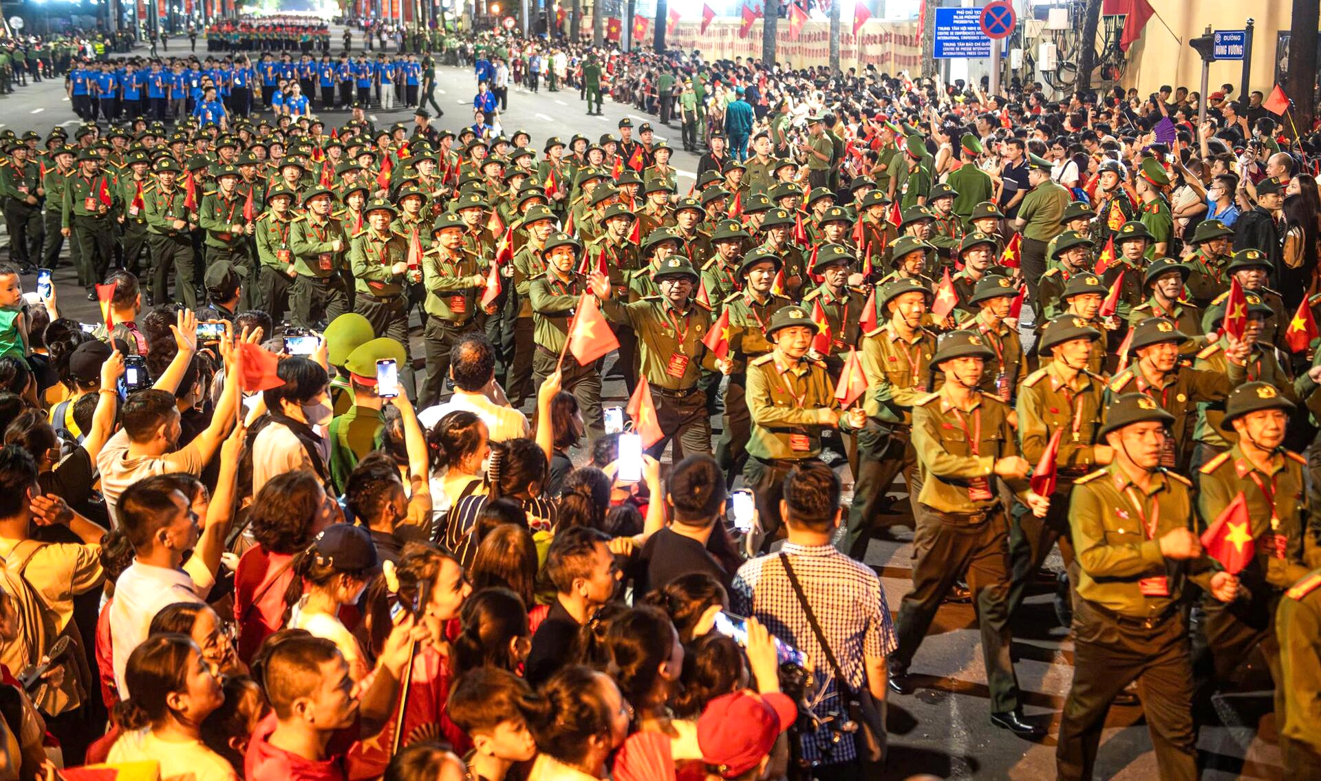 Khoảnh khắc xúc động: Trùng trùng đoàn quân đi trong vòng tay Nhân dân