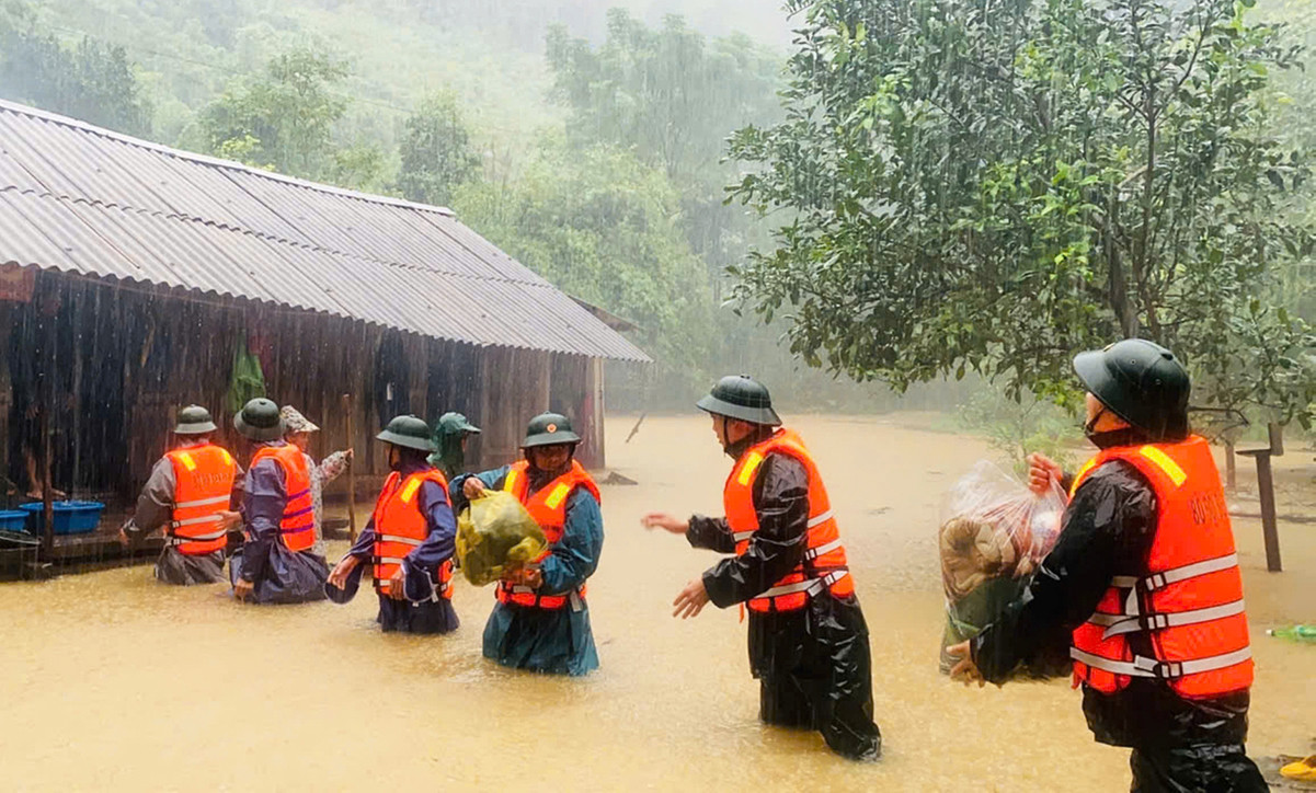 Cảnh báo rủi ro thiên tai cấp 4 do bão số 5, miền Trung mưa lớn trên 700mm