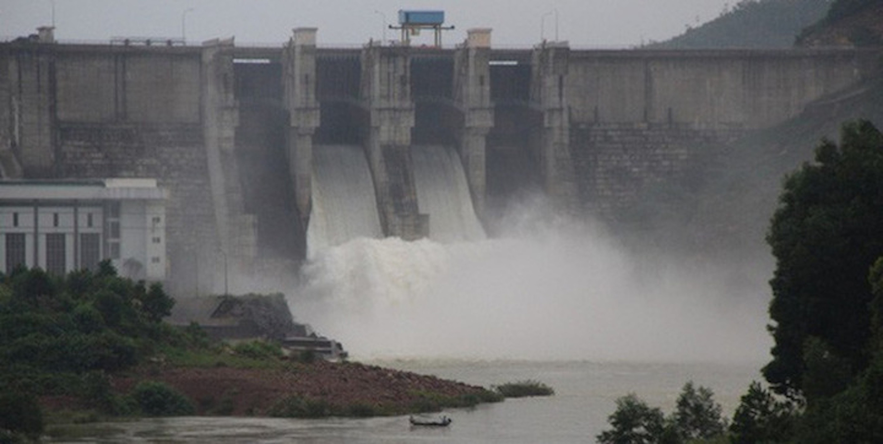 Hà Tĩnh xả tràn loạt hồ chứa, TP Huế cấm biển ứng phó bão Kajiki