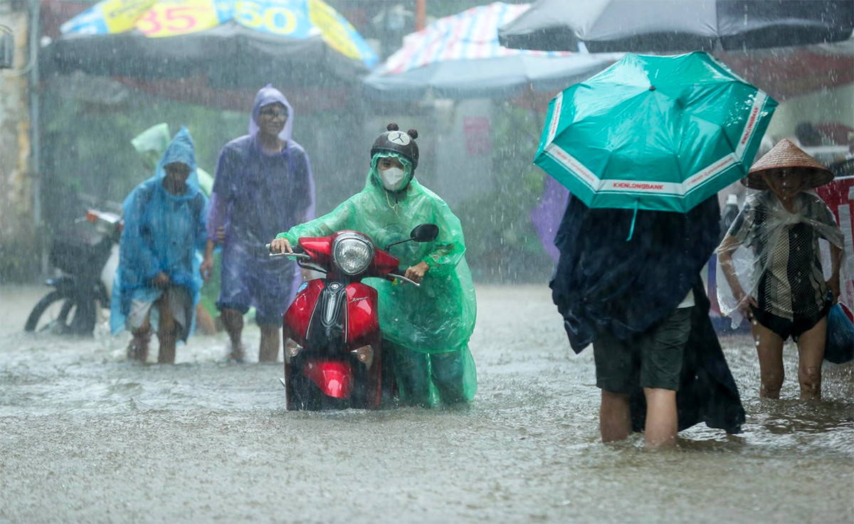 Bão Kajiki cách Quảng Trị 340km, đạt cấp 14 giật cấp 17 và có thể mạnh thêm