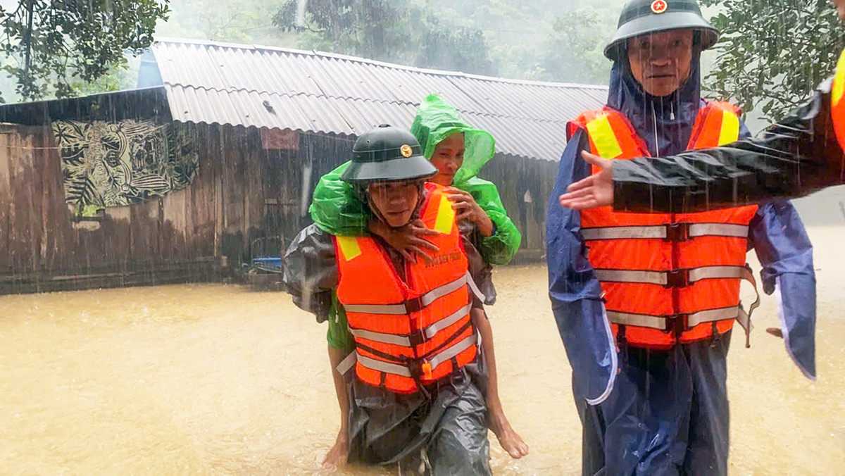 Bão số 5 giật cấp 16 tiến nhanh về đất liền miền Trung gây mưa rất to từ đêm nay