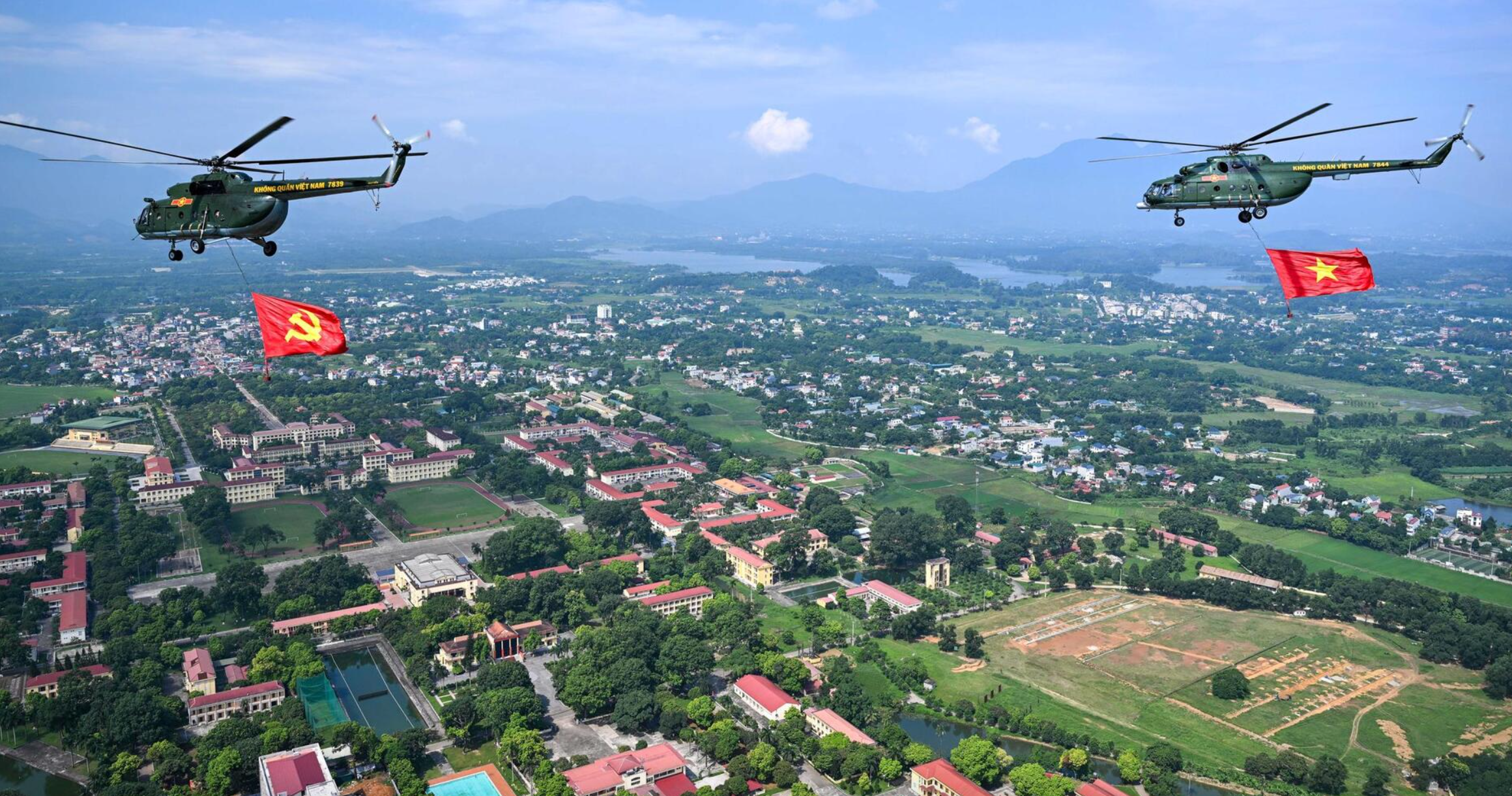 Hà Nội tuyệt đẹp nhìn từ buồng lái trực thăng kéo cờ đỏ sao vàng