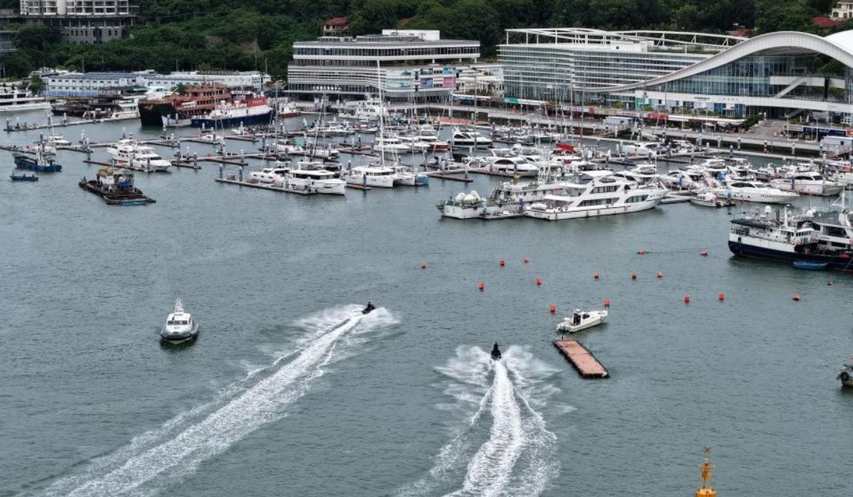 Bão Kajiki mạnh lên, Trung Quốc đóng cửa thành phố du lịch Tam Á