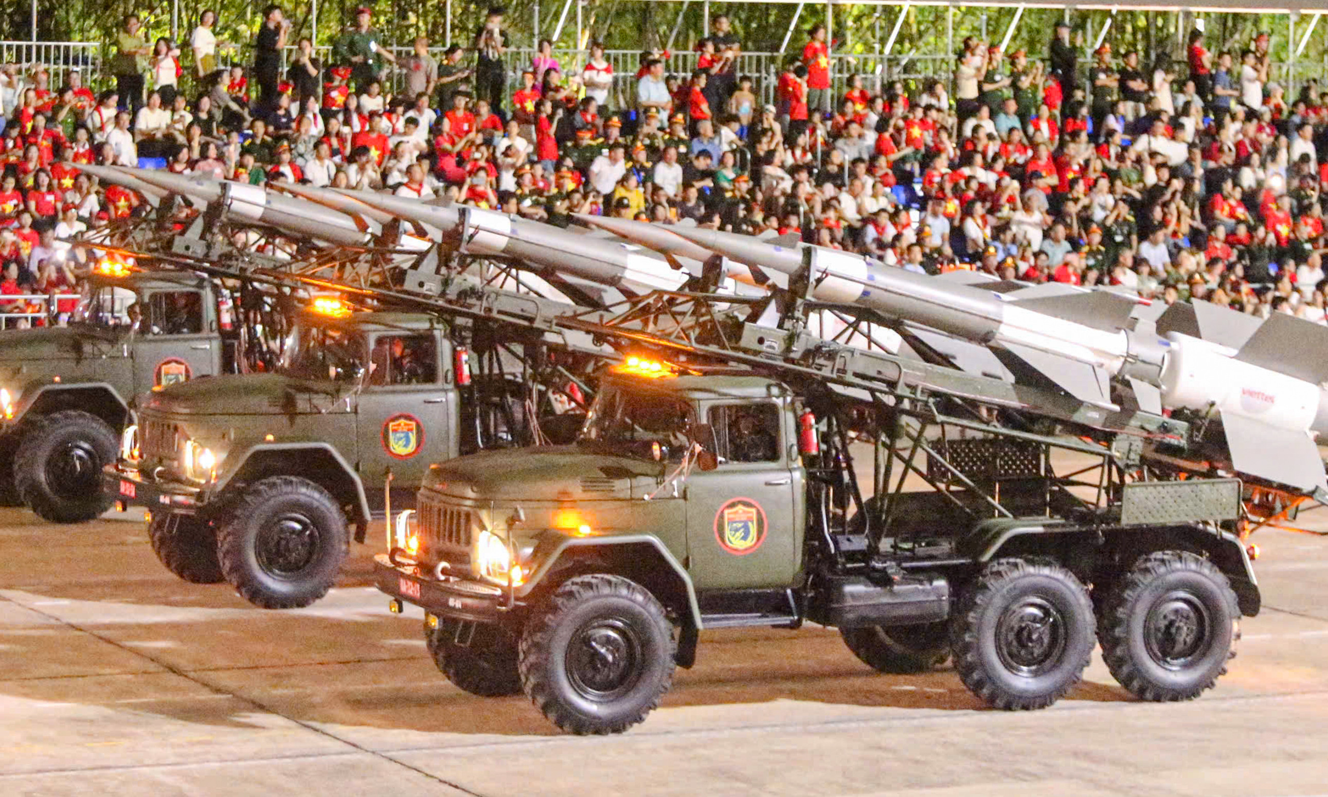 Vạn người reo hò khi tên lửa, xe tăng hùng dũng tiến qua Quảng trường Ba Đình