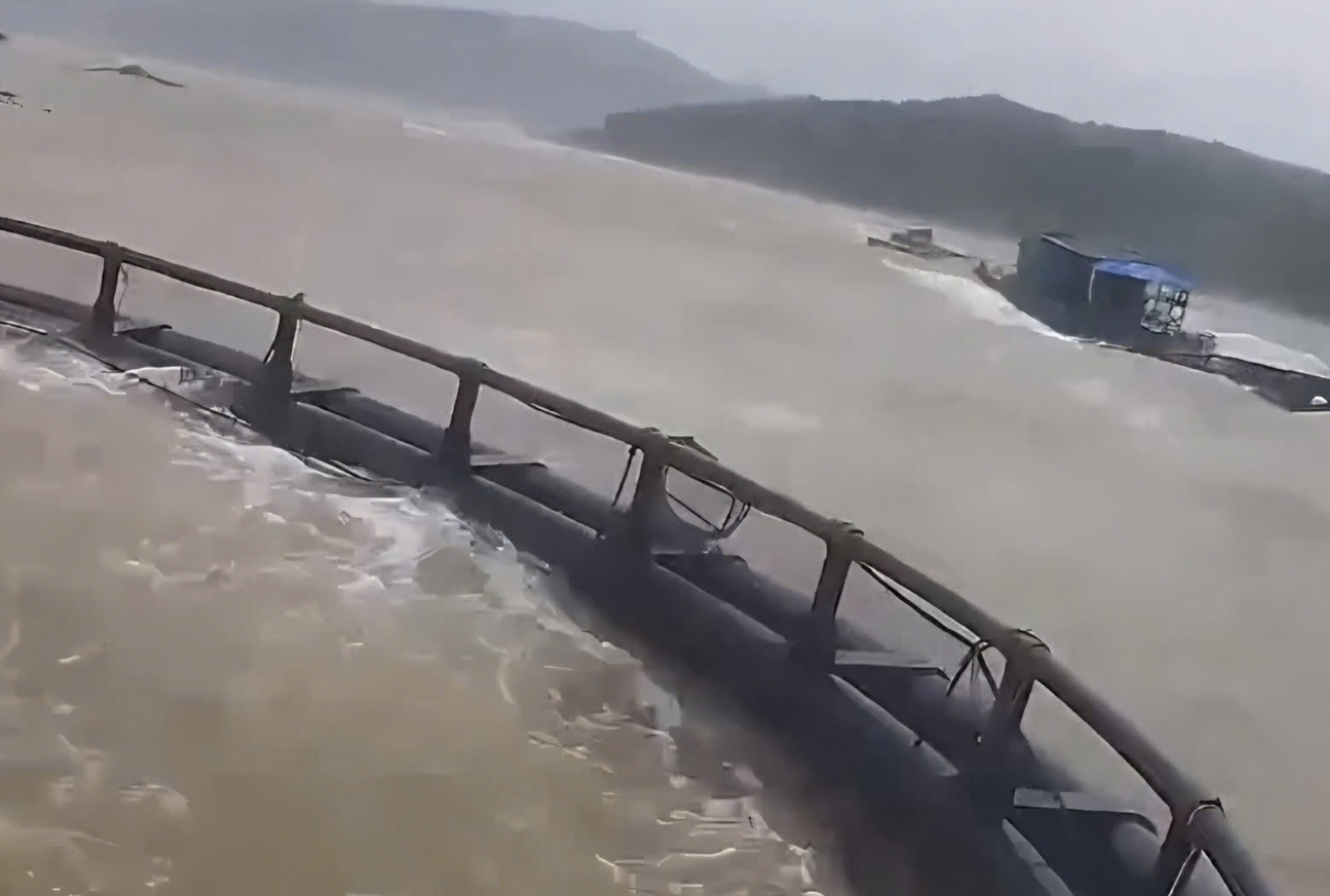 Sóng lớn đánh nhiều lồng bè nuôi cá, người dân Quảng Trị lo thiệt hại tiền tỷ