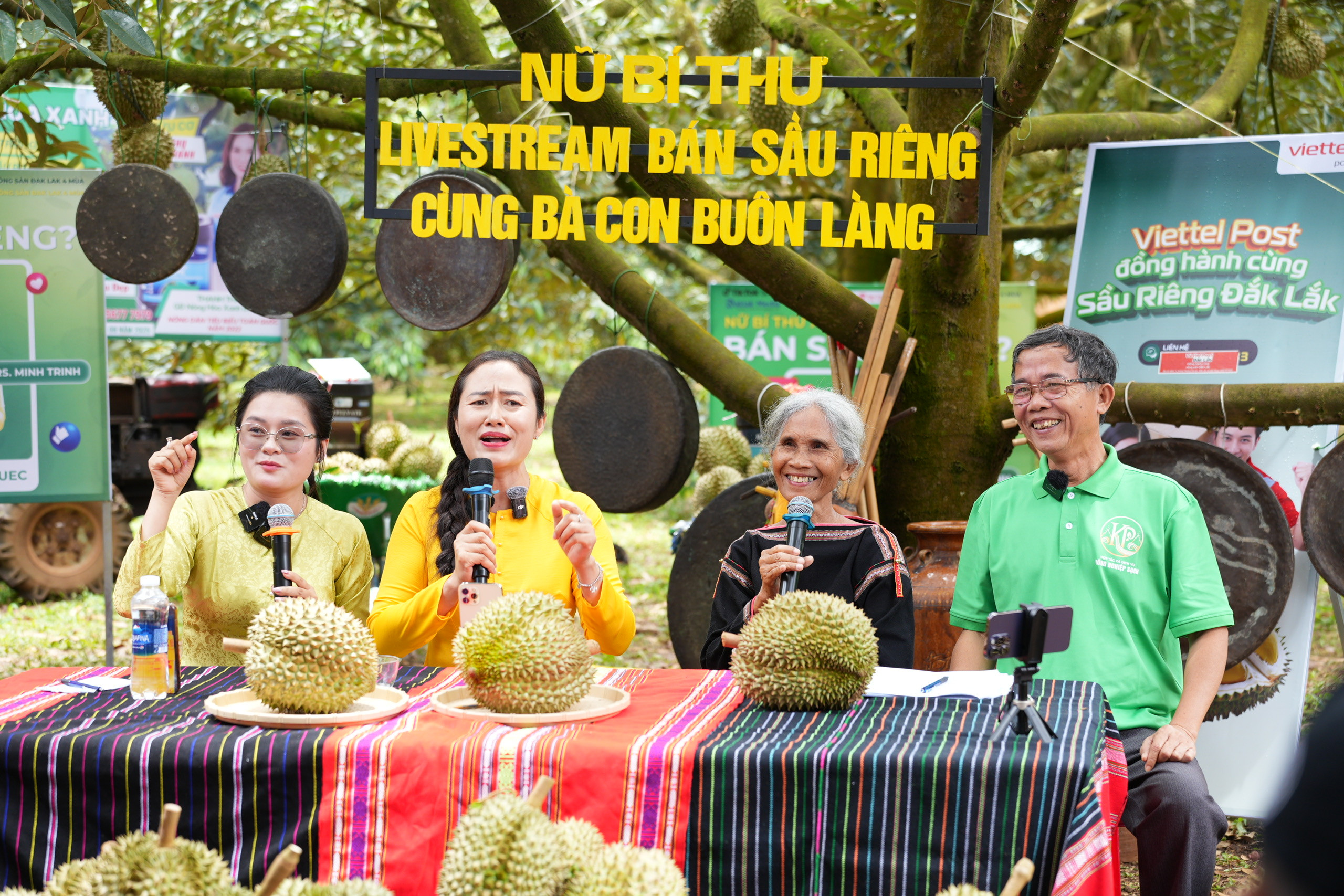 Bí thư xã ở Đắk Lắk livestream bán sầu riêng giúp nông dân