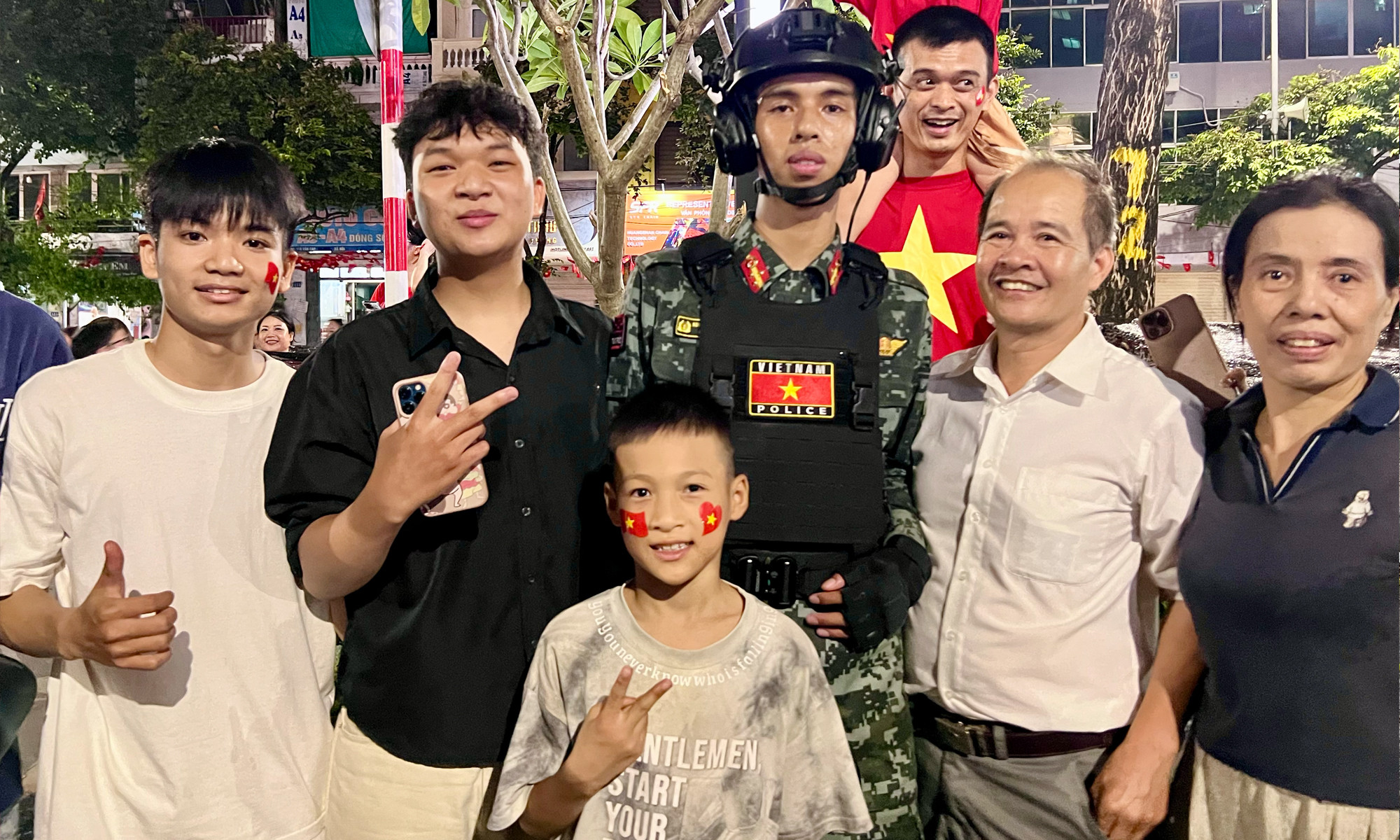 Xúc động giây phút chiến sĩ đặc nhiệm gặp gia đình sau buổi hợp luyện diễu binh