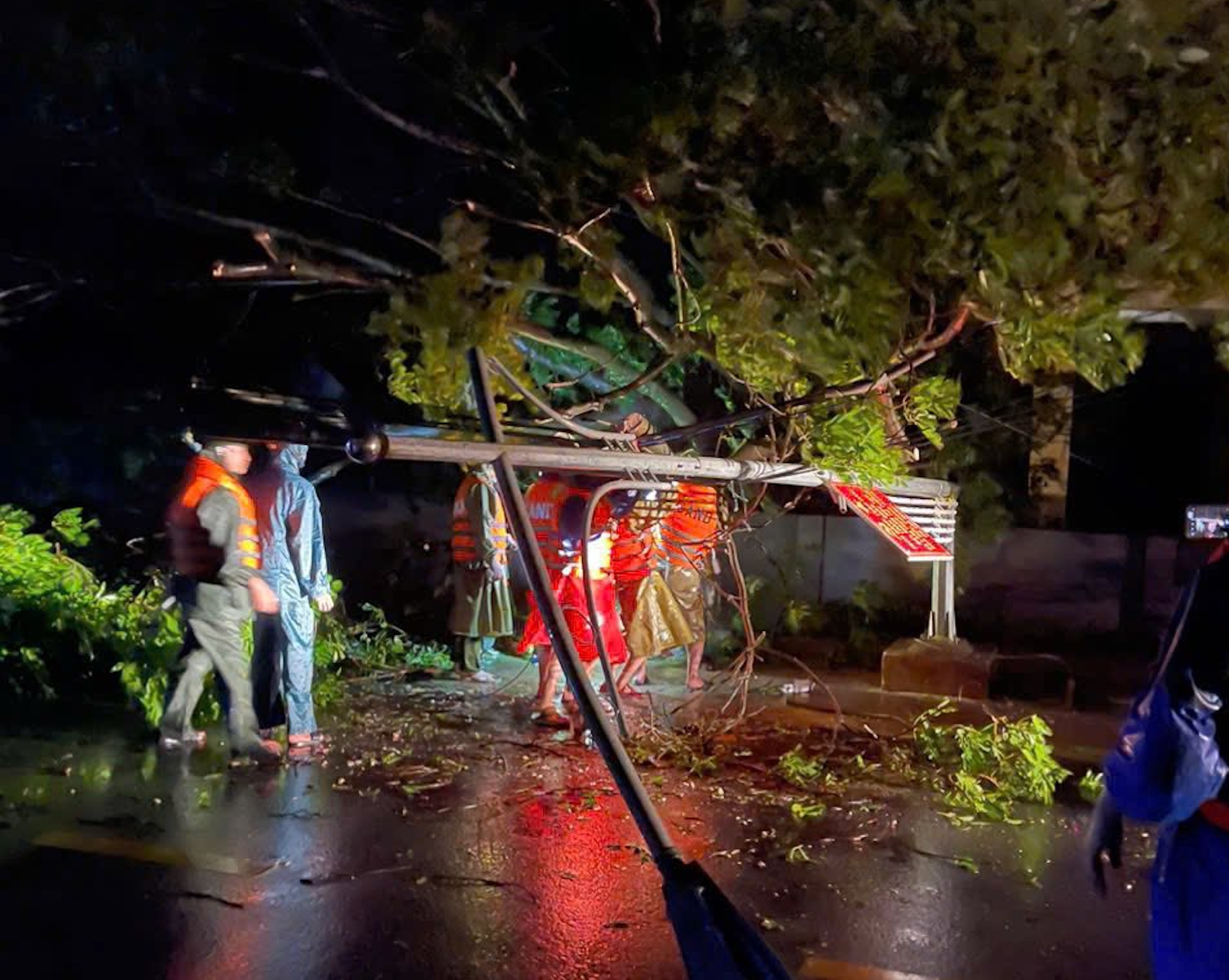 Bão số 5 có thể quần thảo đến nửa đêm, 9 người thương vong, hơn 600 nhà tốc mái