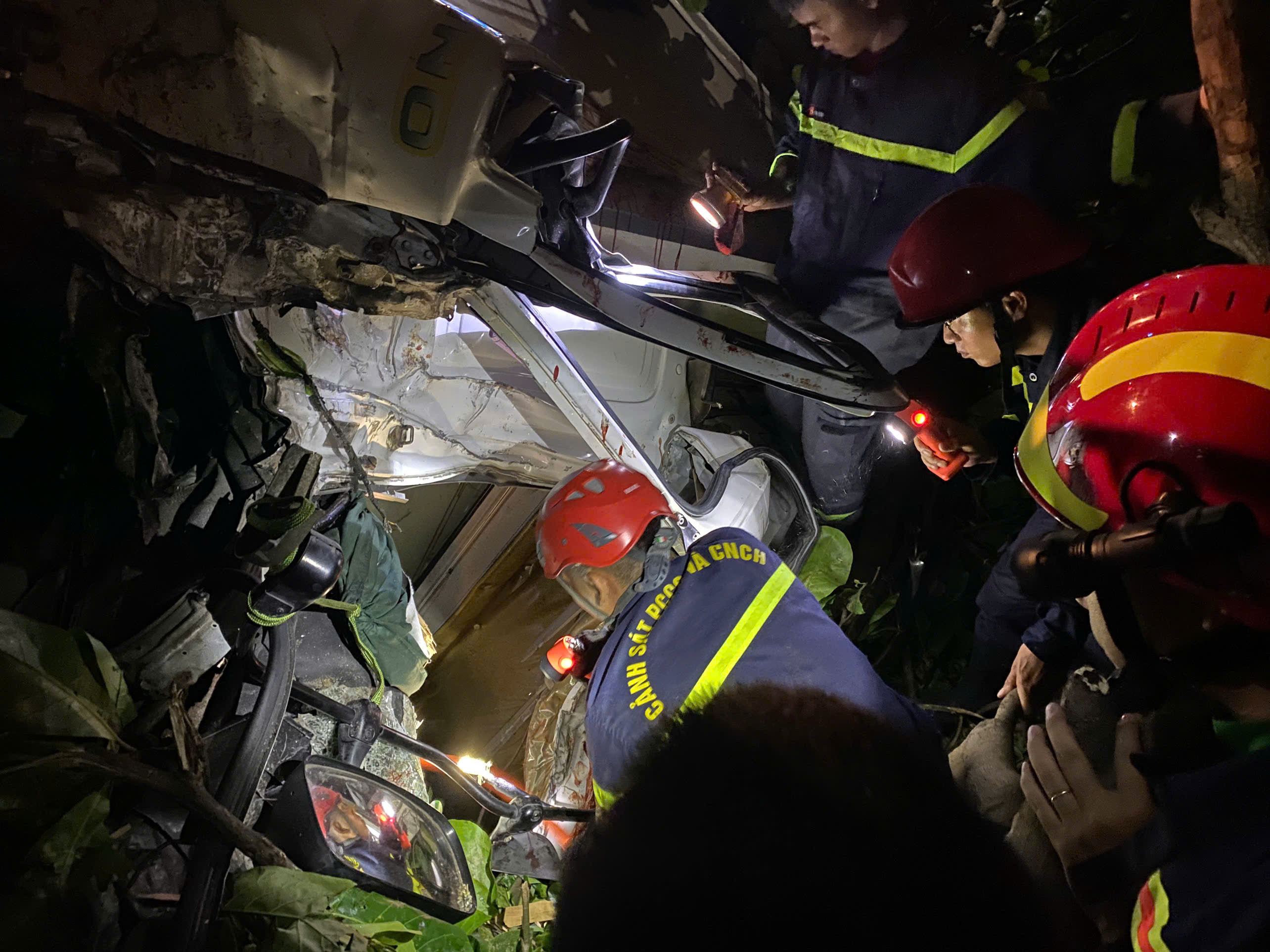 Xe tải lật xuống mương nước sau va chạm với xe đầu kéo, 1 người mắc kẹt ở cabin