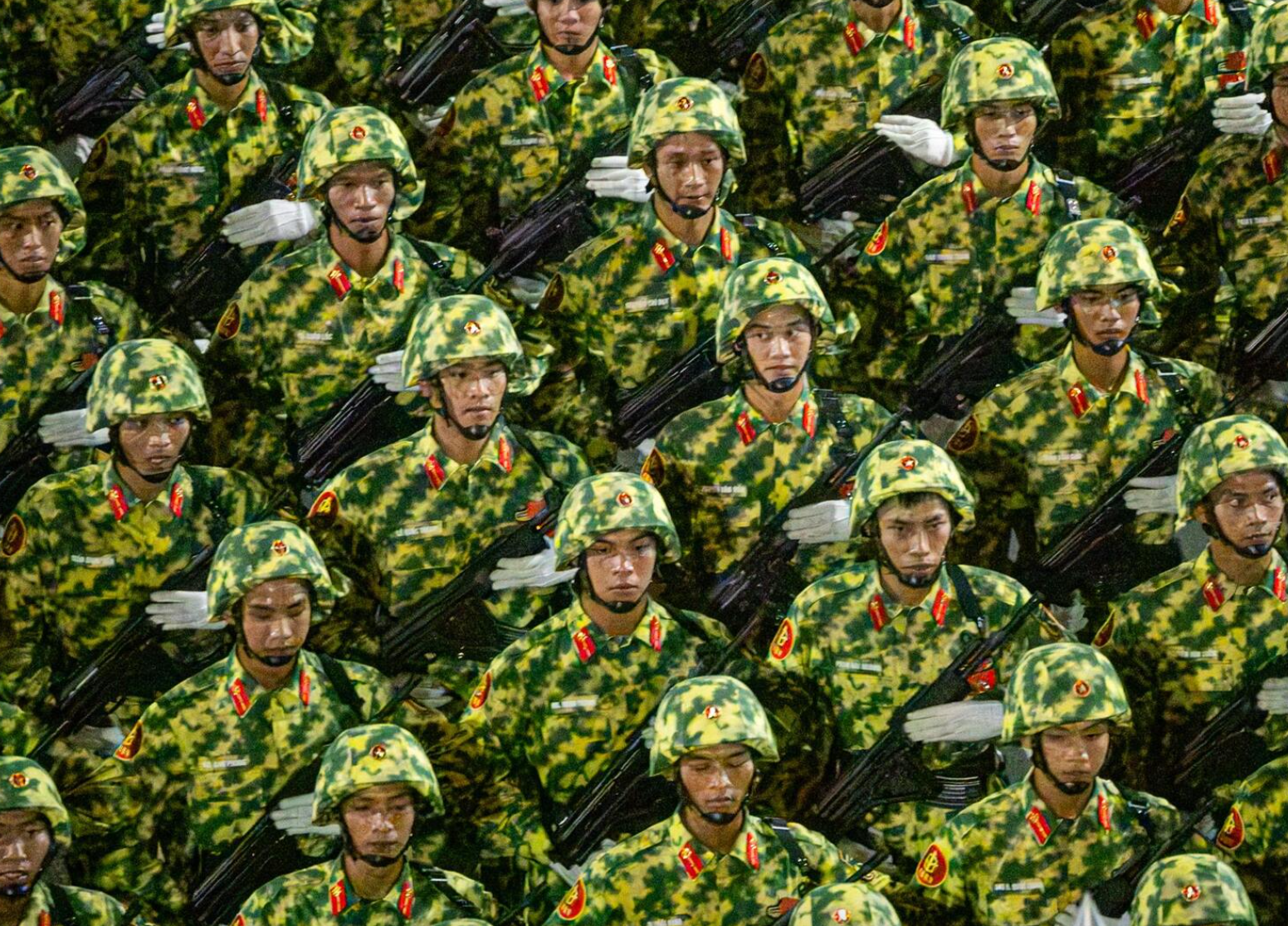 Đội hình diễu binh uy nghi, bước chân đều tăm tắp trong đêm tổng hợp luyện A80