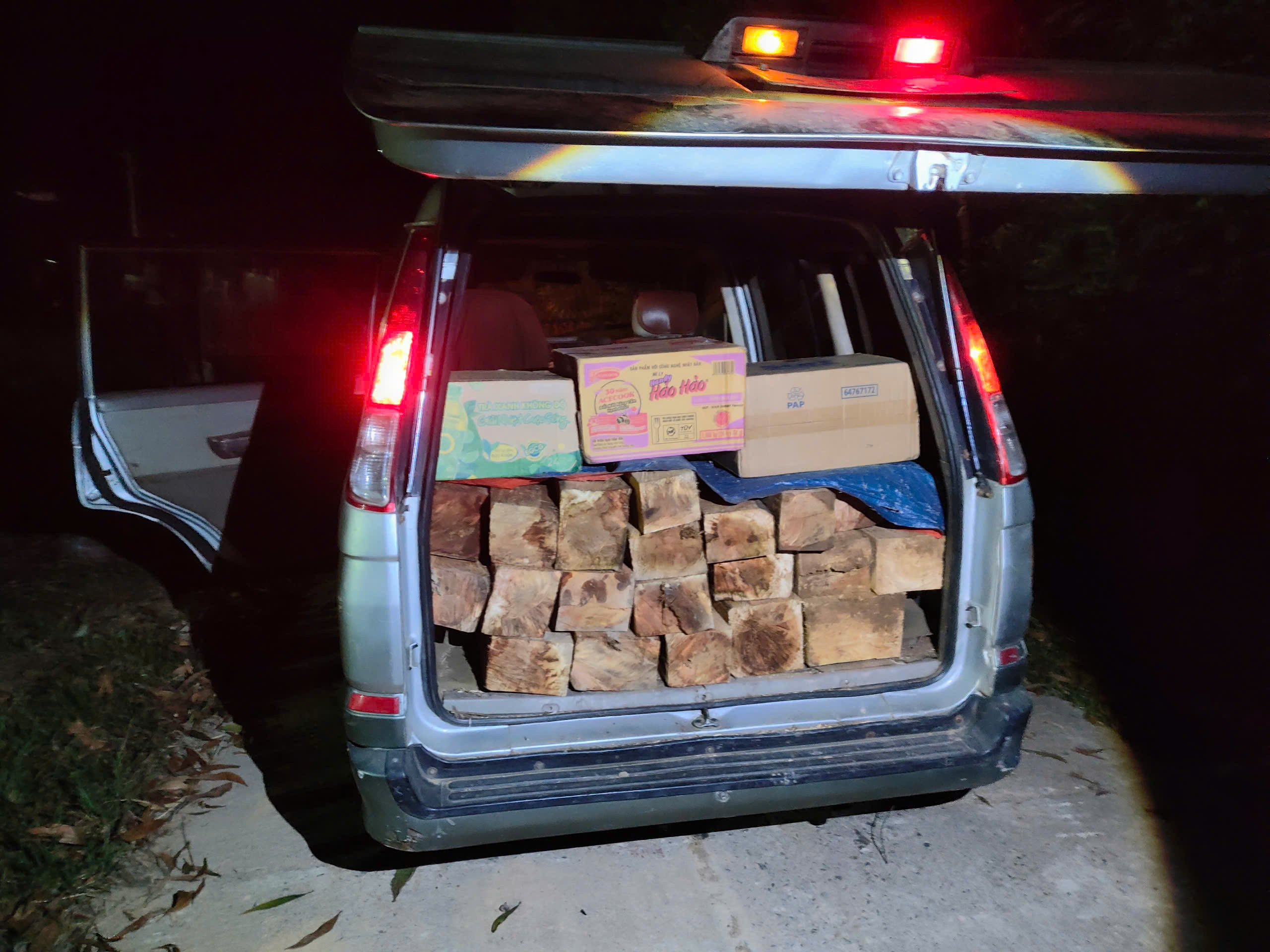 Nổ 3 phát súng chỉ thiên chặn xe chở gỗ lậu ở Đắk Lắk