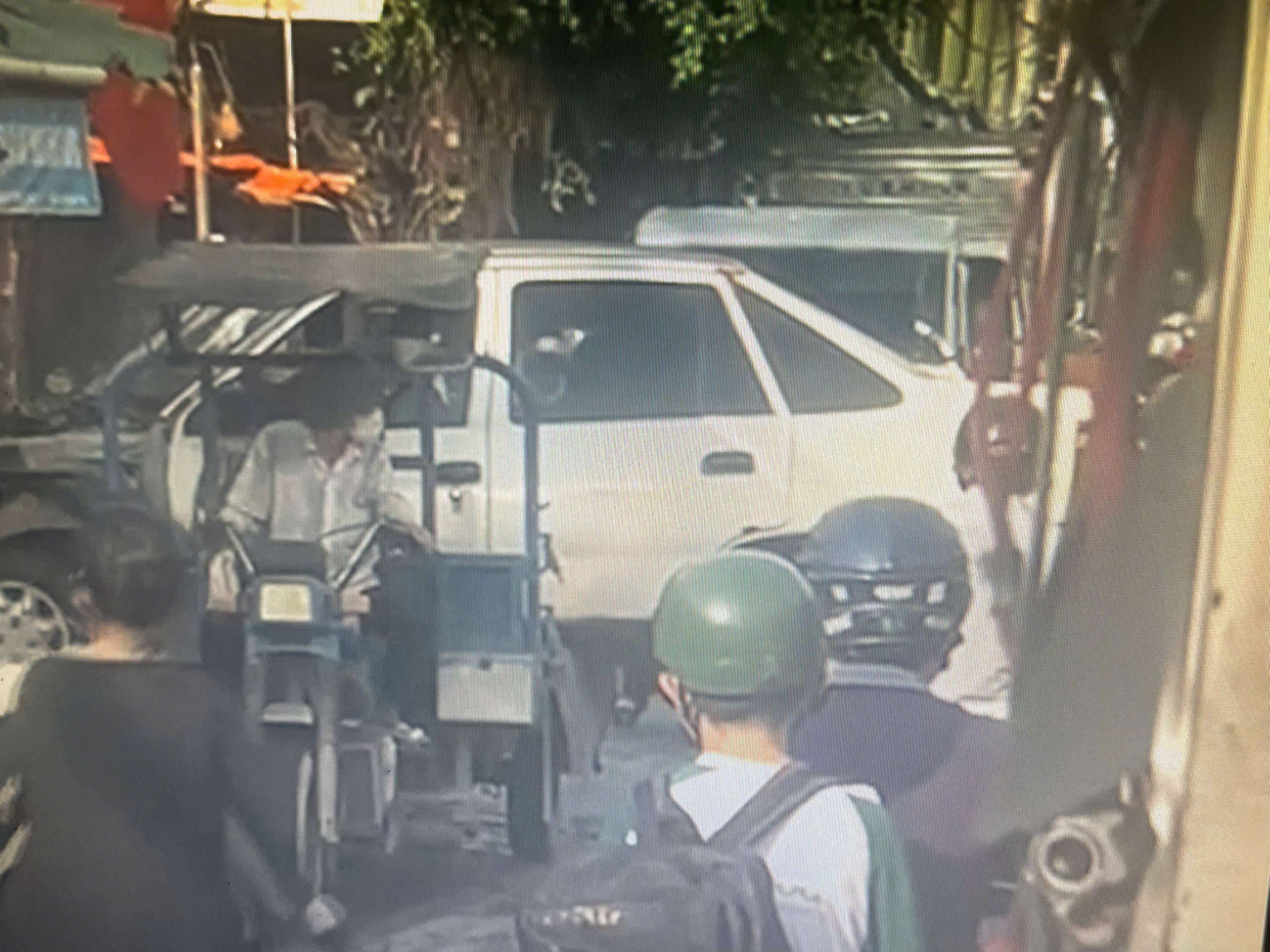 Xử phạt xe ba gác chở ô tô trên đường ở TP.HCM