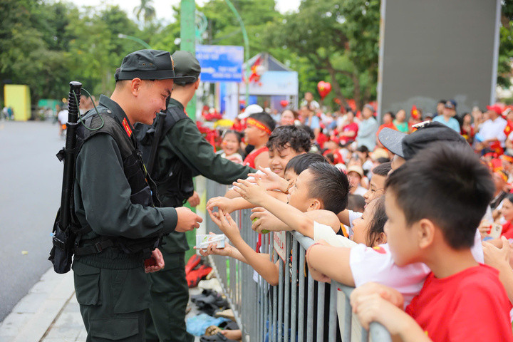 Gia đình có trẻ nhỏ đi xem diễu binh diễu binh A80 cần lưu ý gì?