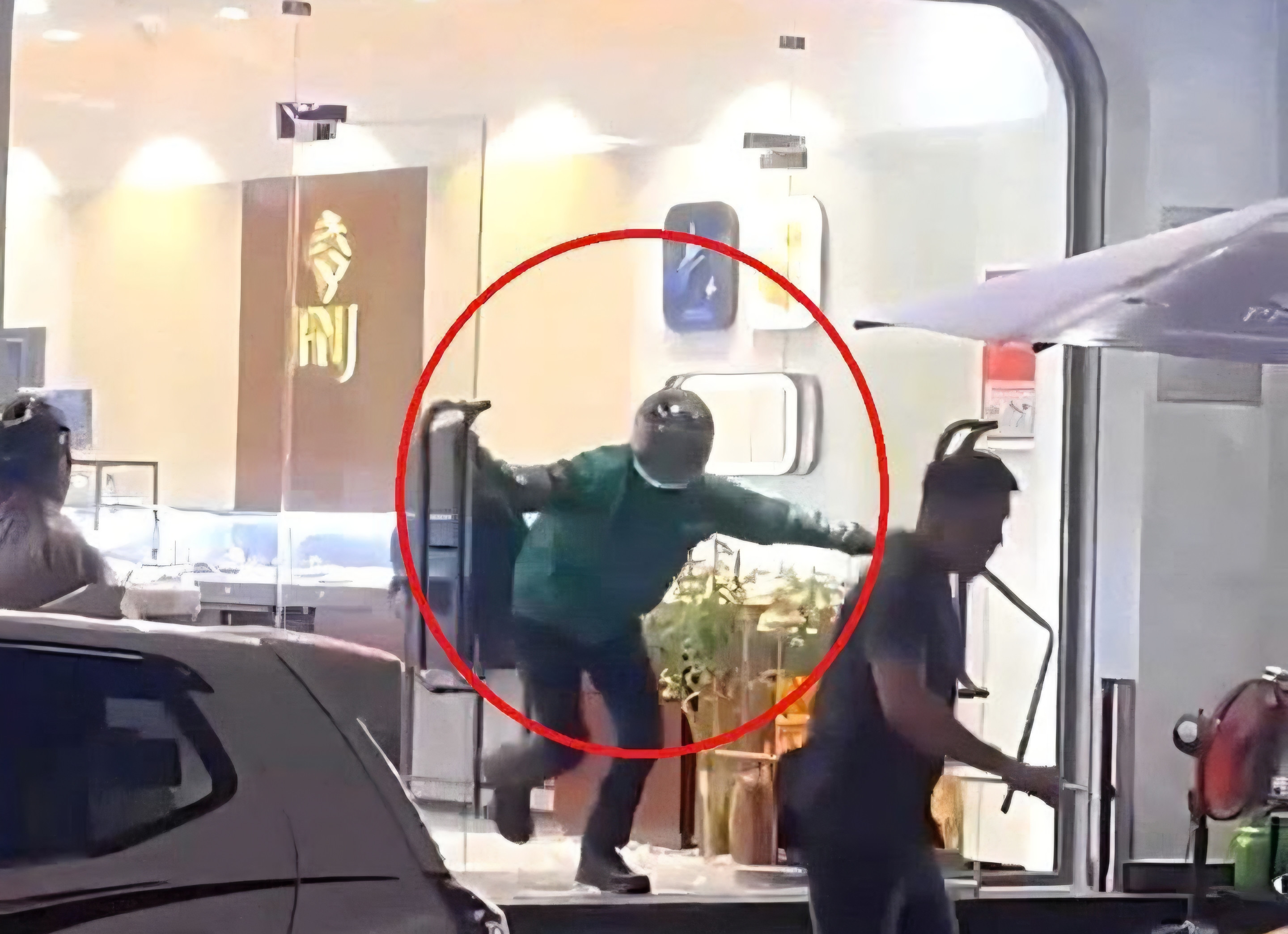 Nam thanh niên mặc áo Grab, cầm búa xông vào cướp tiệm vàng ở Đà Nẵng