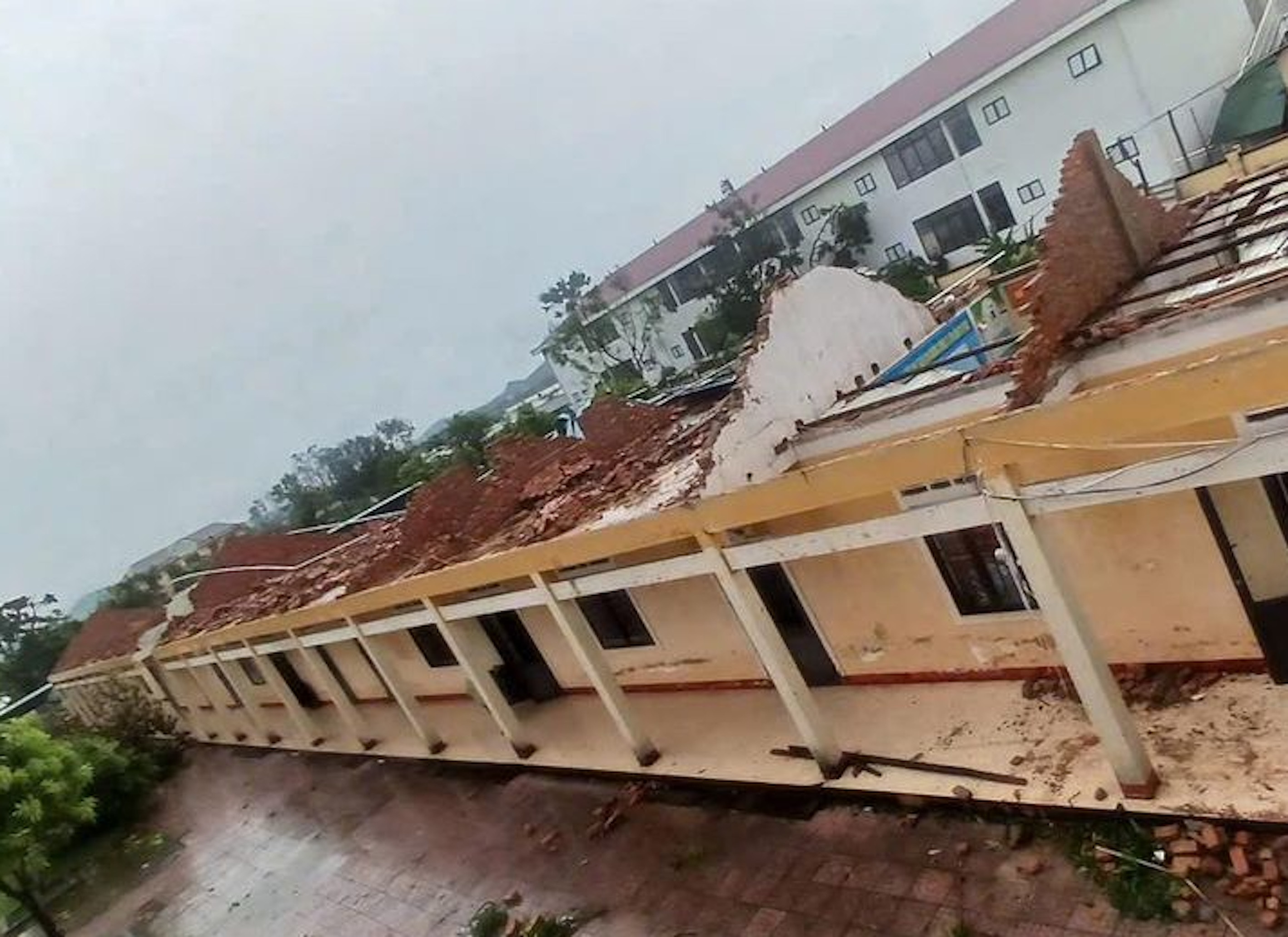 Hàng trăm cơ sở giáo dục ở miền Trung hoang tàn sau bão số 5 