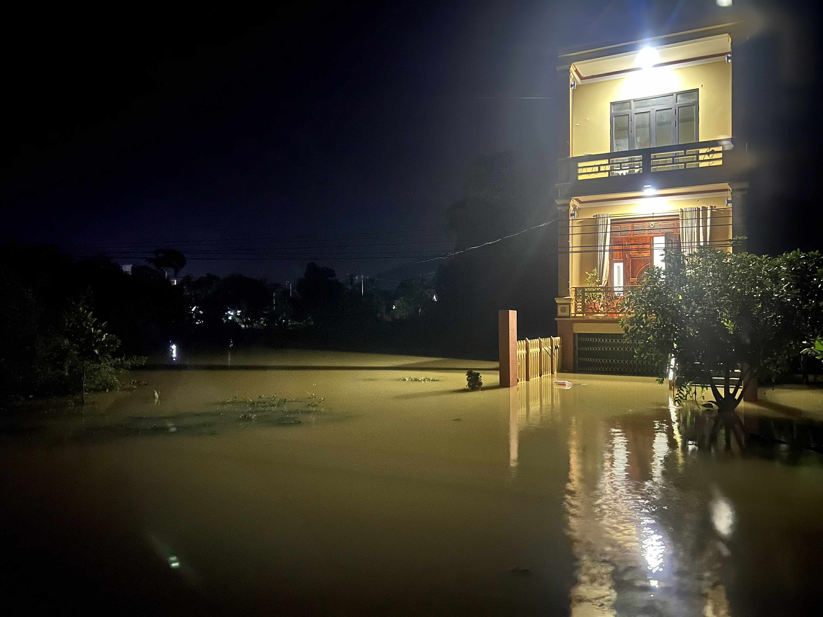 Nước sông ở Thanh Hoá lên cao nhấn chìm khu dân cư, xóm làng tan hoang sau lũ