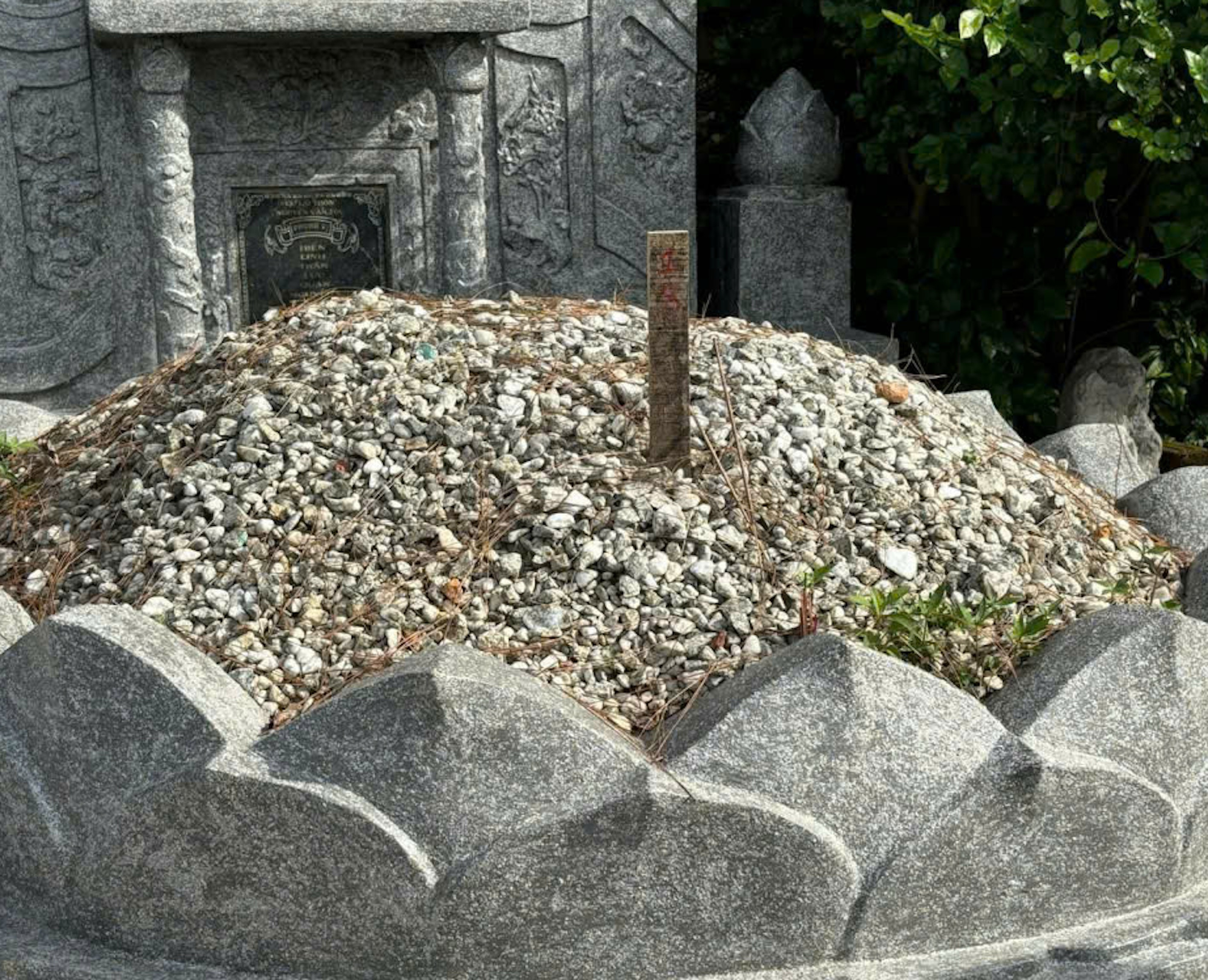 Loạt lăng mộ ở Huế bị đóng cọc thô bạo để kiểm kê giải phóng mặt bằng