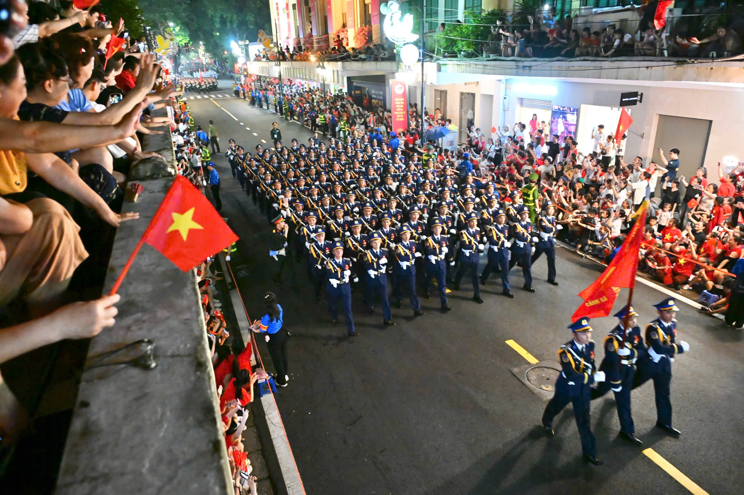 Đoàn quân diễu binh đi giữa phố Hà Nội, nhân dân dang vòng tay chào đón