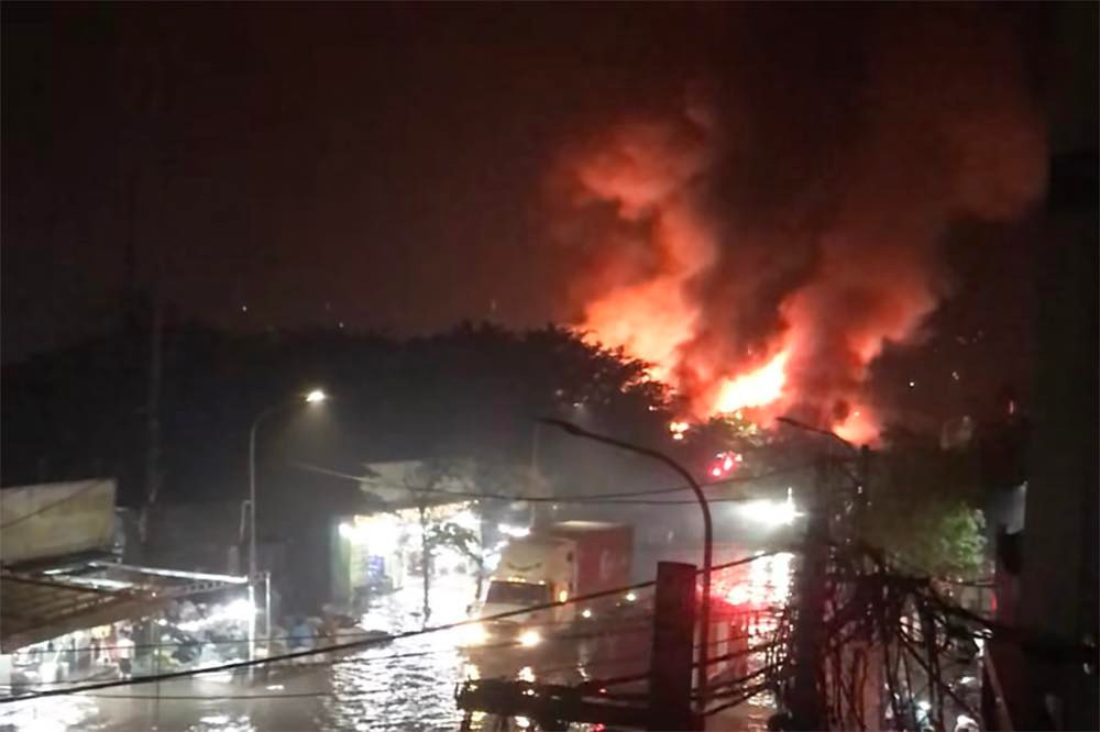 Nước ngập chưa kịp rút, nhà xưởng ở Hà Nội lại bốc cháy dữ dội