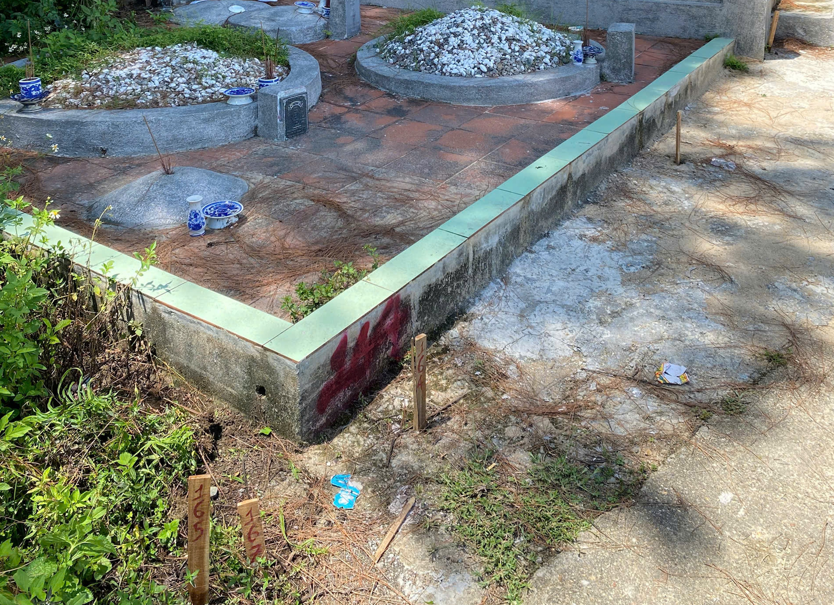 Loạt lăng mộ ở Huế bị đóng cọc thô bạo:  Ban quản lý dự án xin lỗi người dân