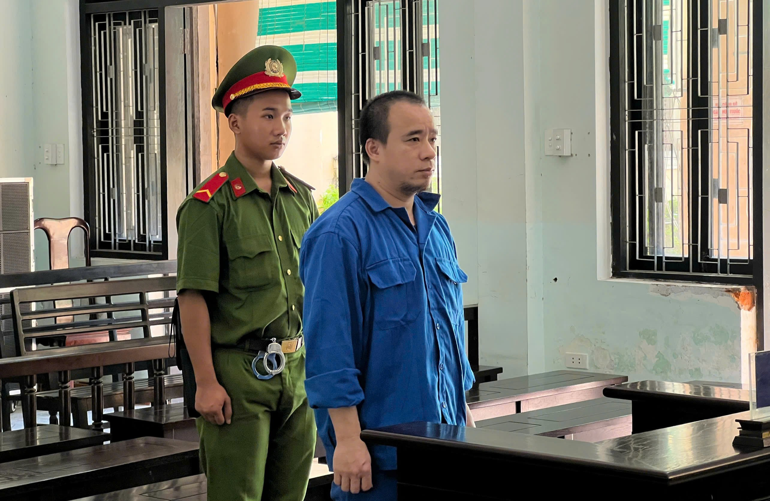 Vào tù vì mang 'quà kỷ niệm' là viên đạn lên máy bay