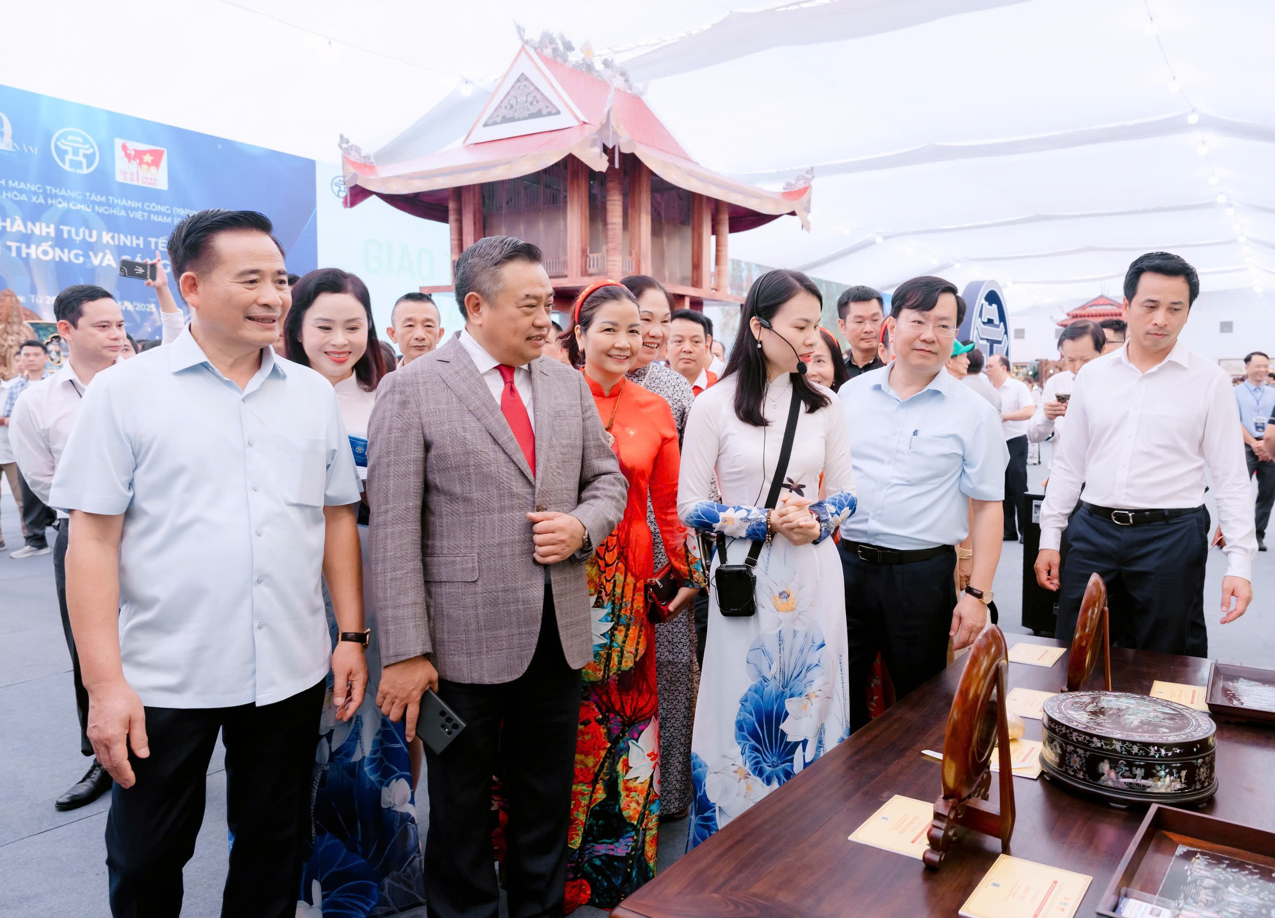 Chủ tịch Hà Nội tham quan Không gian Truyền thống và Sáng tạo Hà Nội 2025