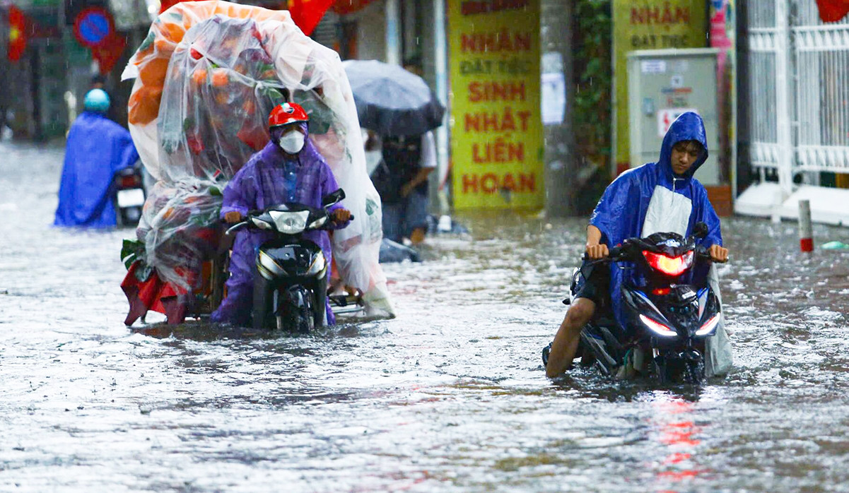 Rạng sáng mai áp thấp nhiệt đới có thể thành bão, Bắc và Trung Bộ cao điểm mưa