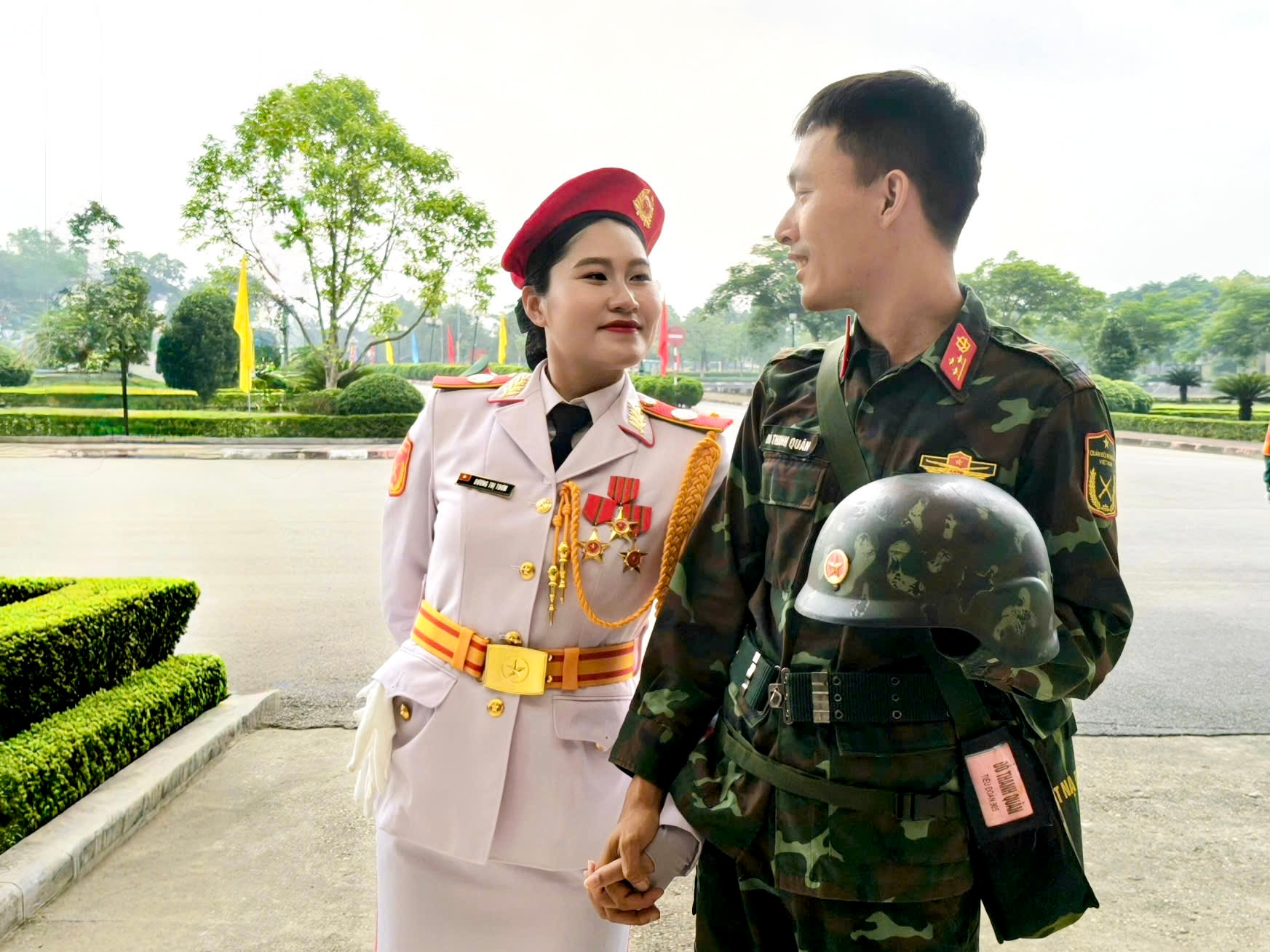 Vợ chồng trẻ trong đội hình A80: Người vác kèn 19kg, người giữ bình yên pháo trận