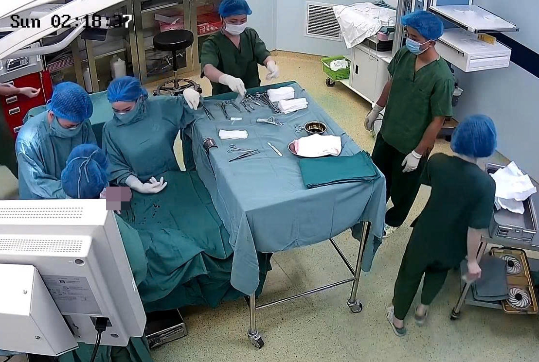 Ca mổ ngược quy trình cứu sản phụ mang thai đôi nguy kịch