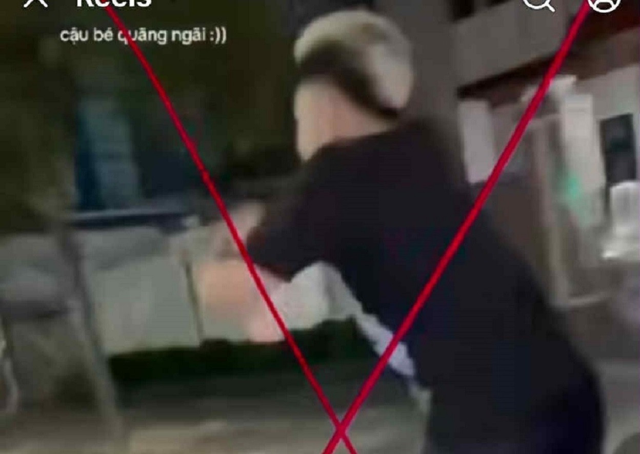 Nam thanh niên buông 2 tay, múa may khi chạy xe mô tô ở Quảng Ngãi