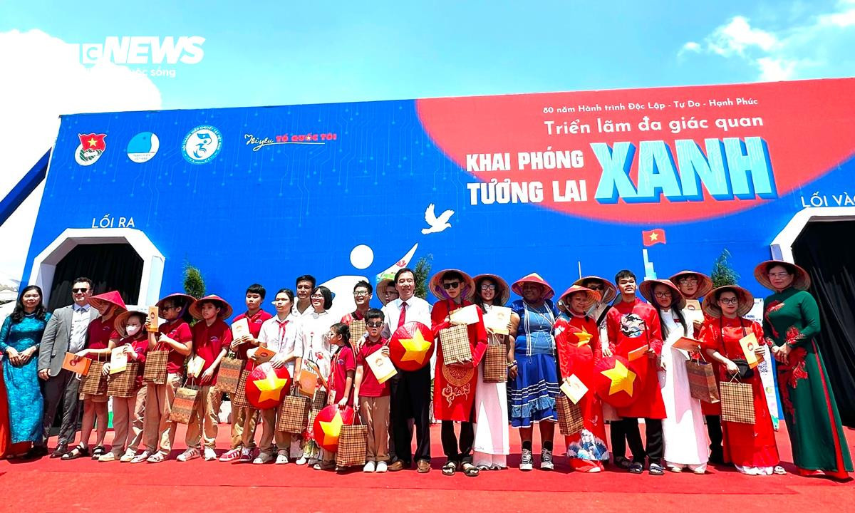 Ban tổ chức tặng quà cho các trẻ em khuyết tật.