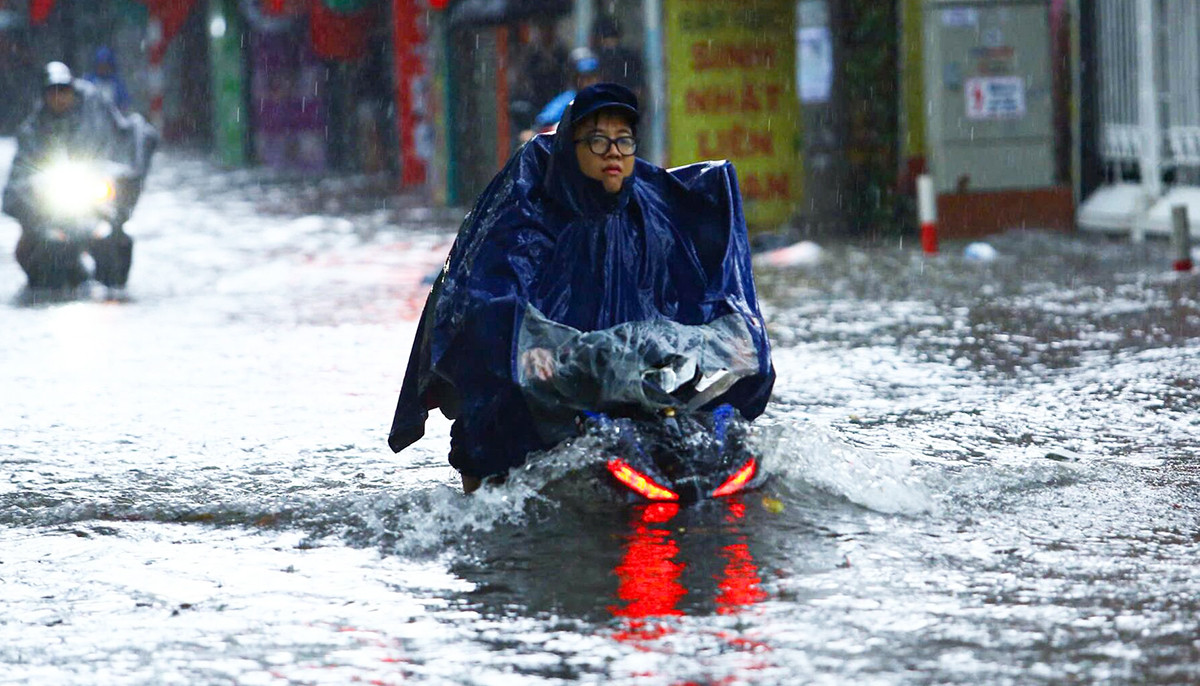 Chuyên gia cảnh báo bão số 6 Nongfa đổ bộ chiều tối nay, mưa lớn dồn dập