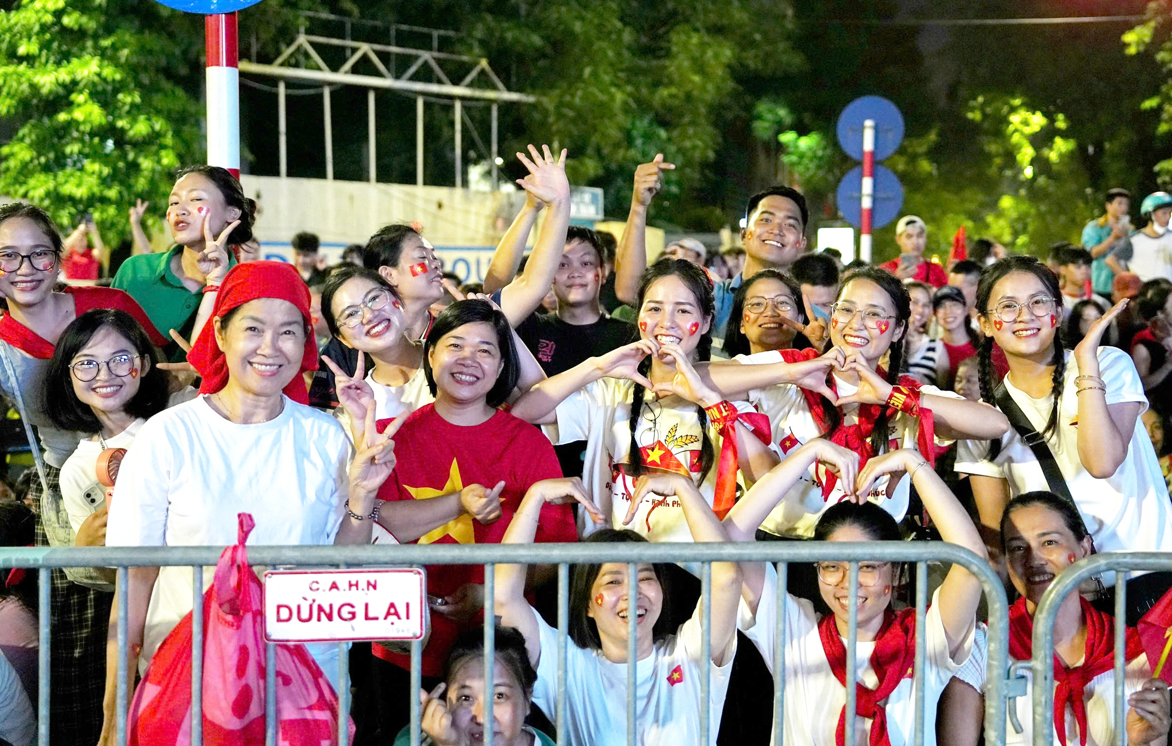 Cần mang theo những gì khi đi xem diễu binh, diễu hành để giữ sức khỏe?