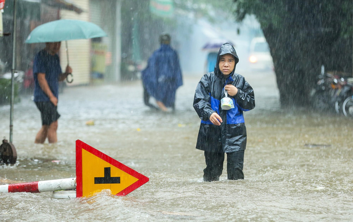 Bão số 6 suy yếu thành áp thấp nhiệt đới, hai miền Bắc, Trung mưa lớn