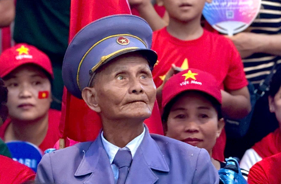 Người lính già đi qua hai cuộc kháng chiến và ánh mắt sâu lắng giữa Ba Đình