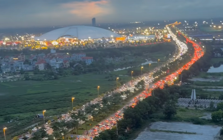 Đường đến Trung tâm Hội chợ triển lãm Quốc gia ùn tắc, CSGT đề nghị không đi qua cầu Nhật Tân