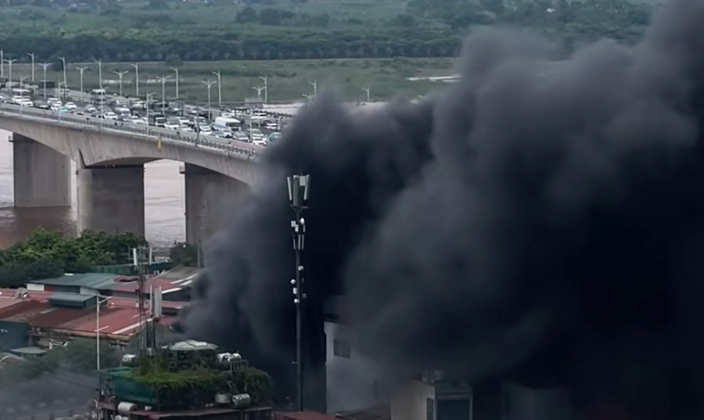 Cháy bãi xe dưới gầm cầu Vĩnh Tuy, khói đen cuồn cuộn bốc lên